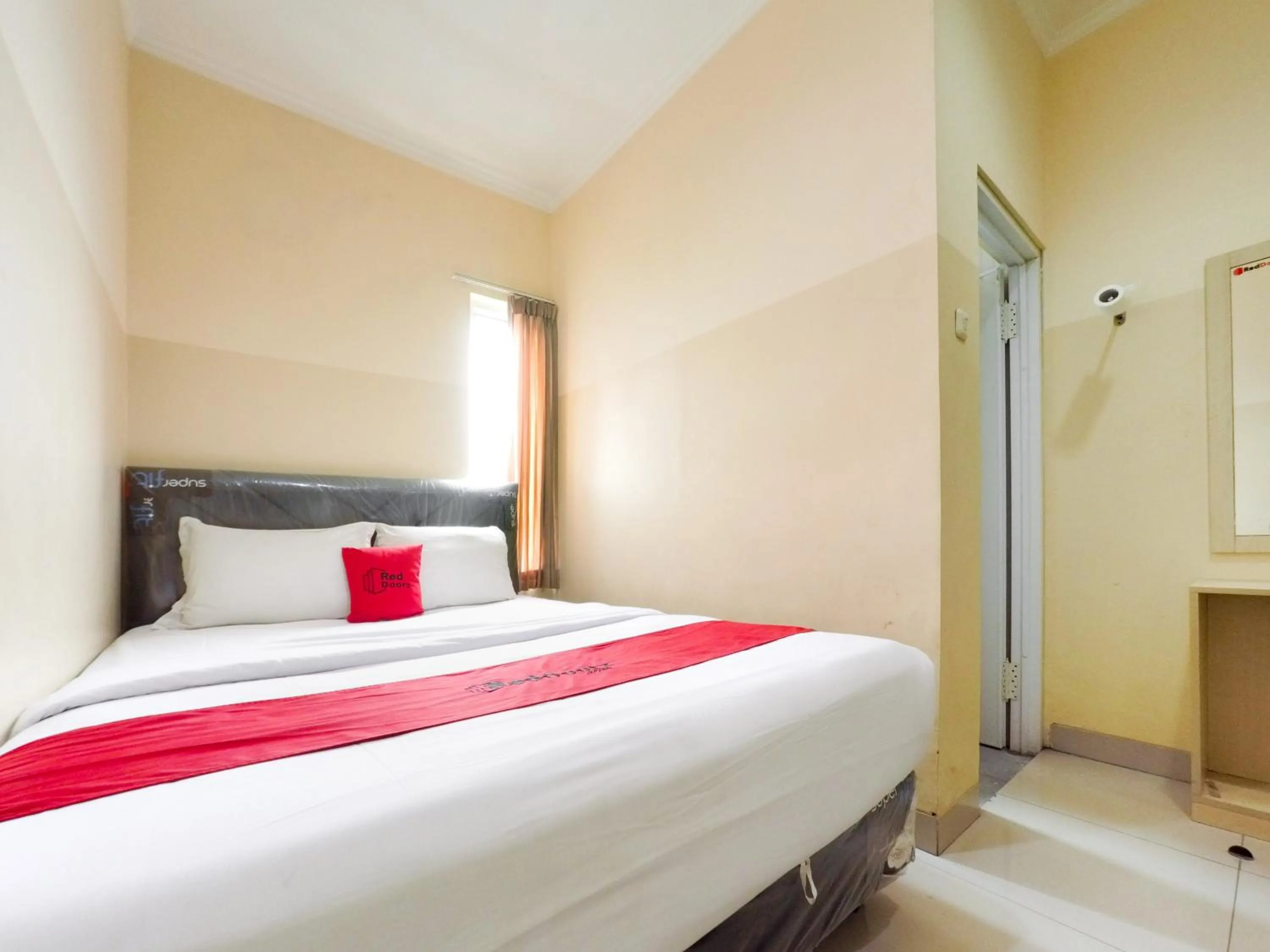 Bedroom, Bed in RedDoorz Plus near Mall Ciputra Jakarta