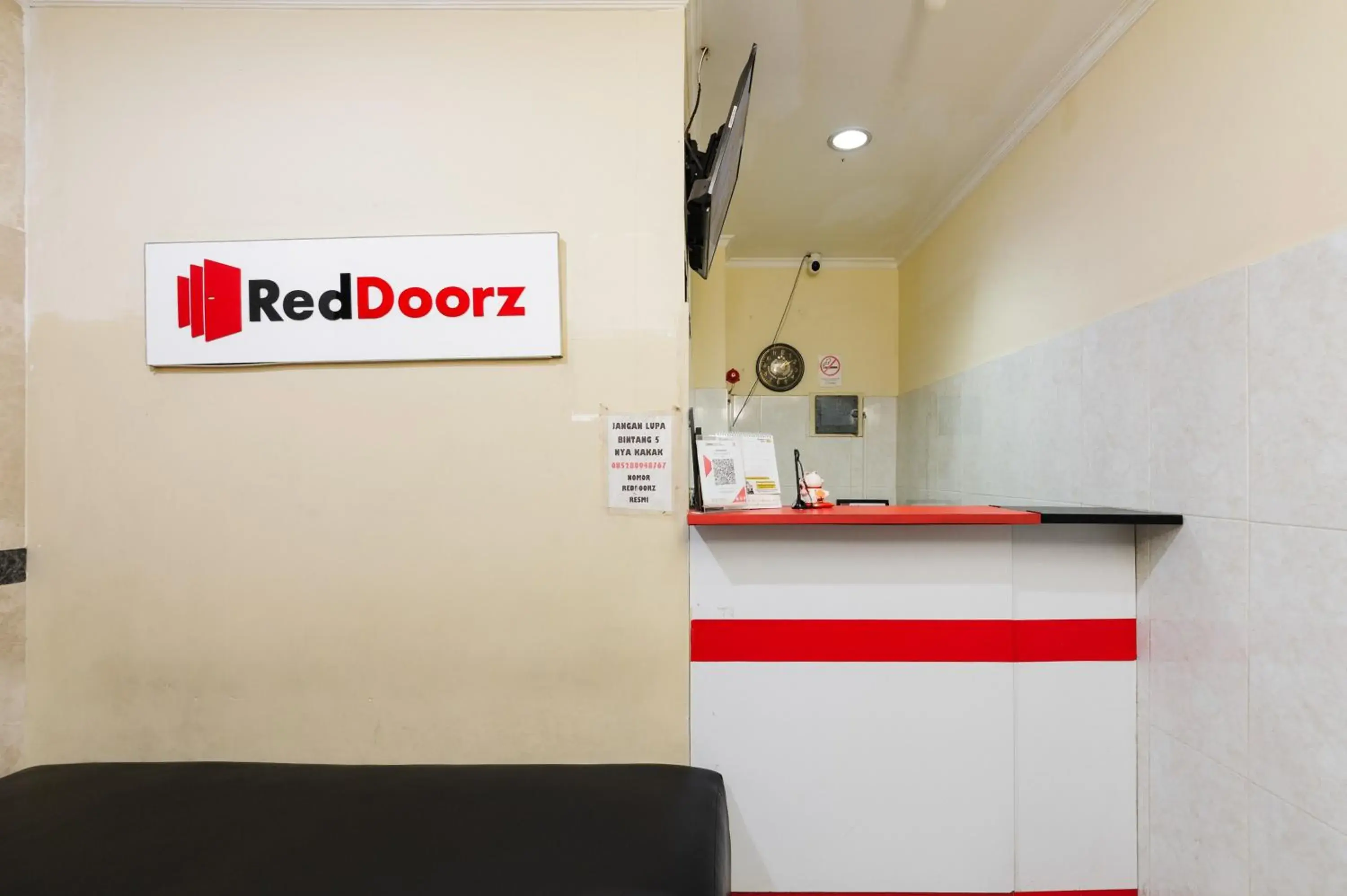 Lobby or reception in RedDoorz Plus near Mall Ciputra Jakarta Lobby or reception in RedDoorz Plus near Mall Ciputra Jakarta
