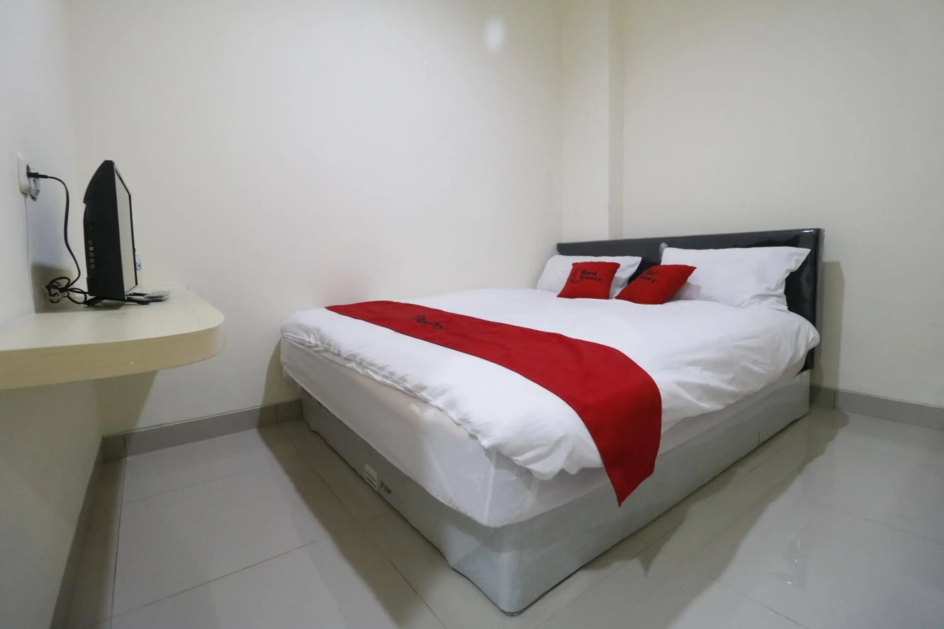 Bedroom, Bed in RedDoorz Plus near Mall Ciputra Jakarta Bedroom, Bed in RedDoorz Plus near Mall Ciputra Jakarta