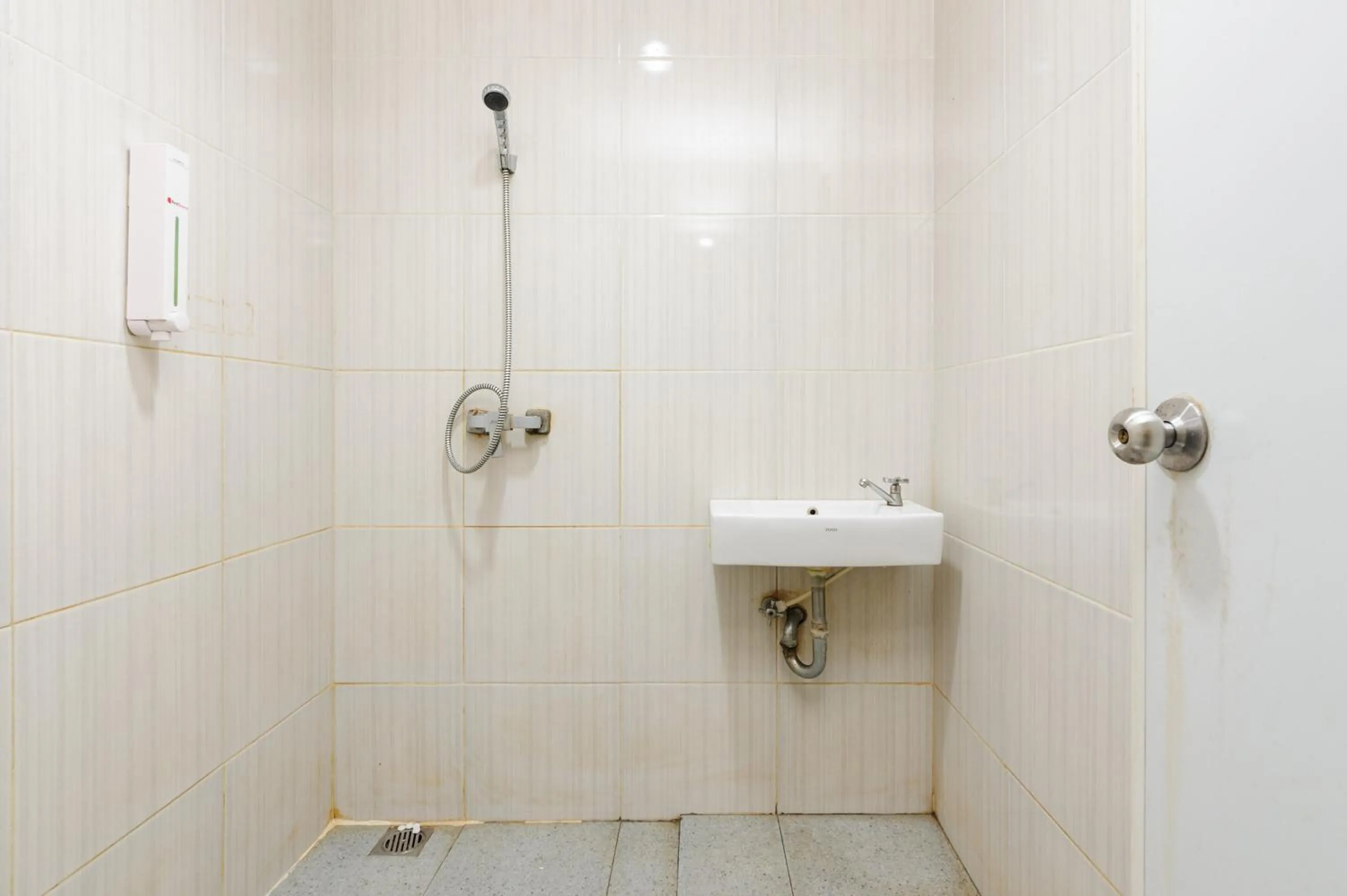 Bathroom in RedDoorz Plus near Mall Ciputra Jakarta