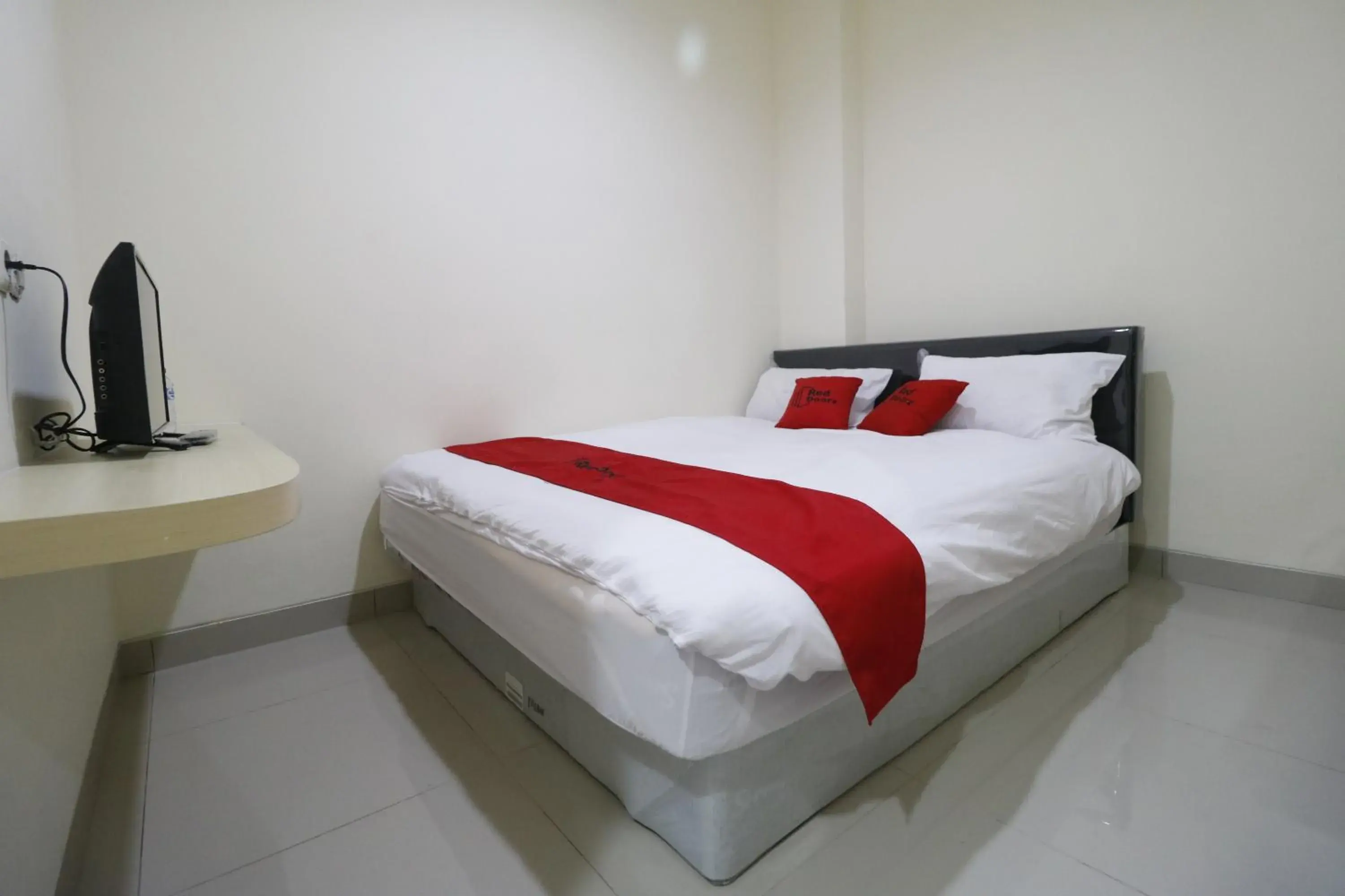 Bedroom, Bed in RedDoorz Plus near Mall Ciputra Jakarta Bedroom, Bed in RedDoorz Plus near Mall Ciputra Jakarta