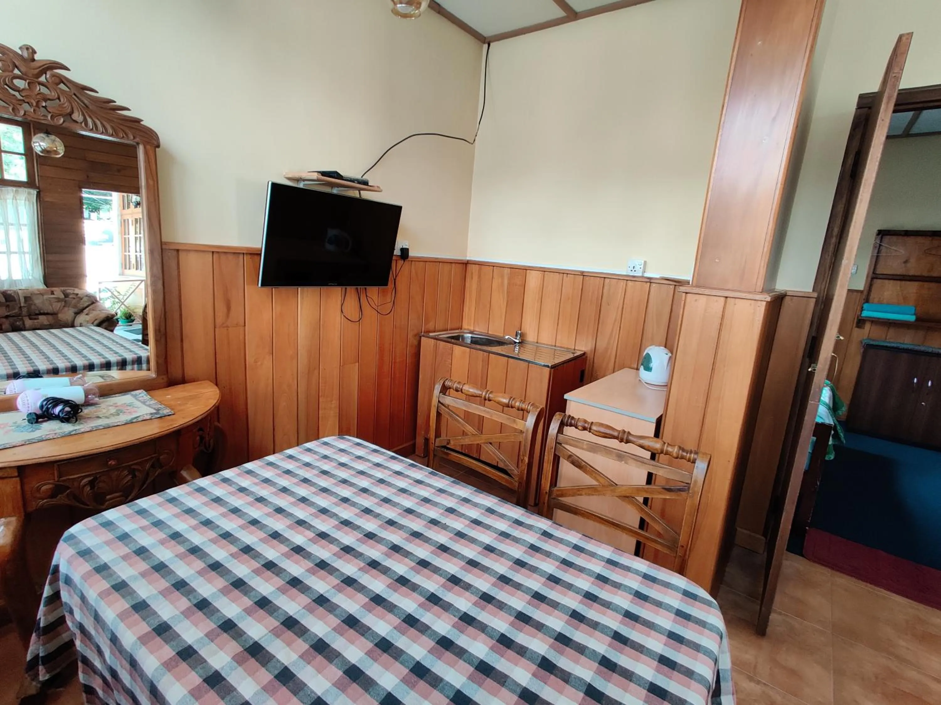 Bed in Carnation Rest