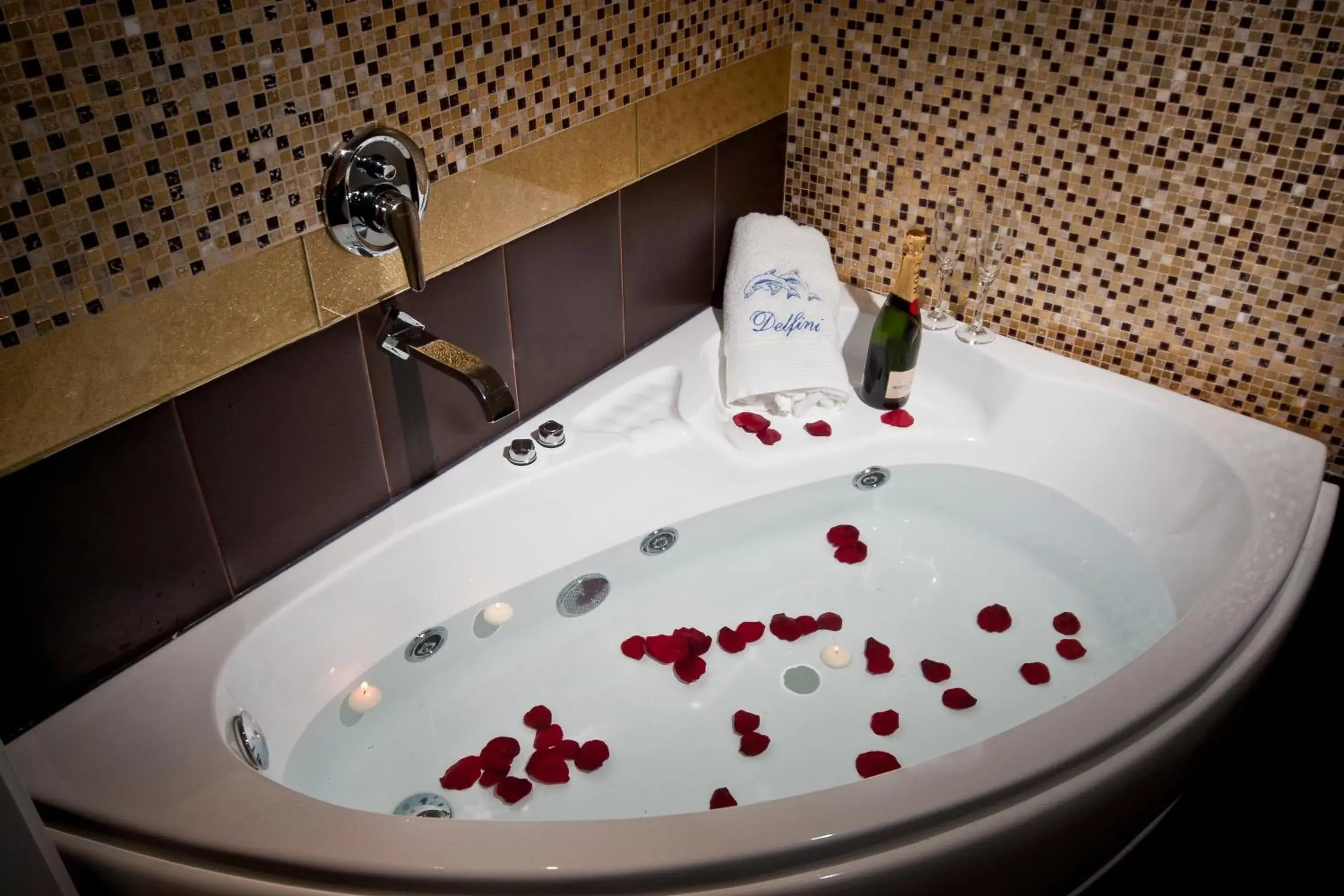 Hot Tub in Delfini Villas Hot Tub in Delfini Villas