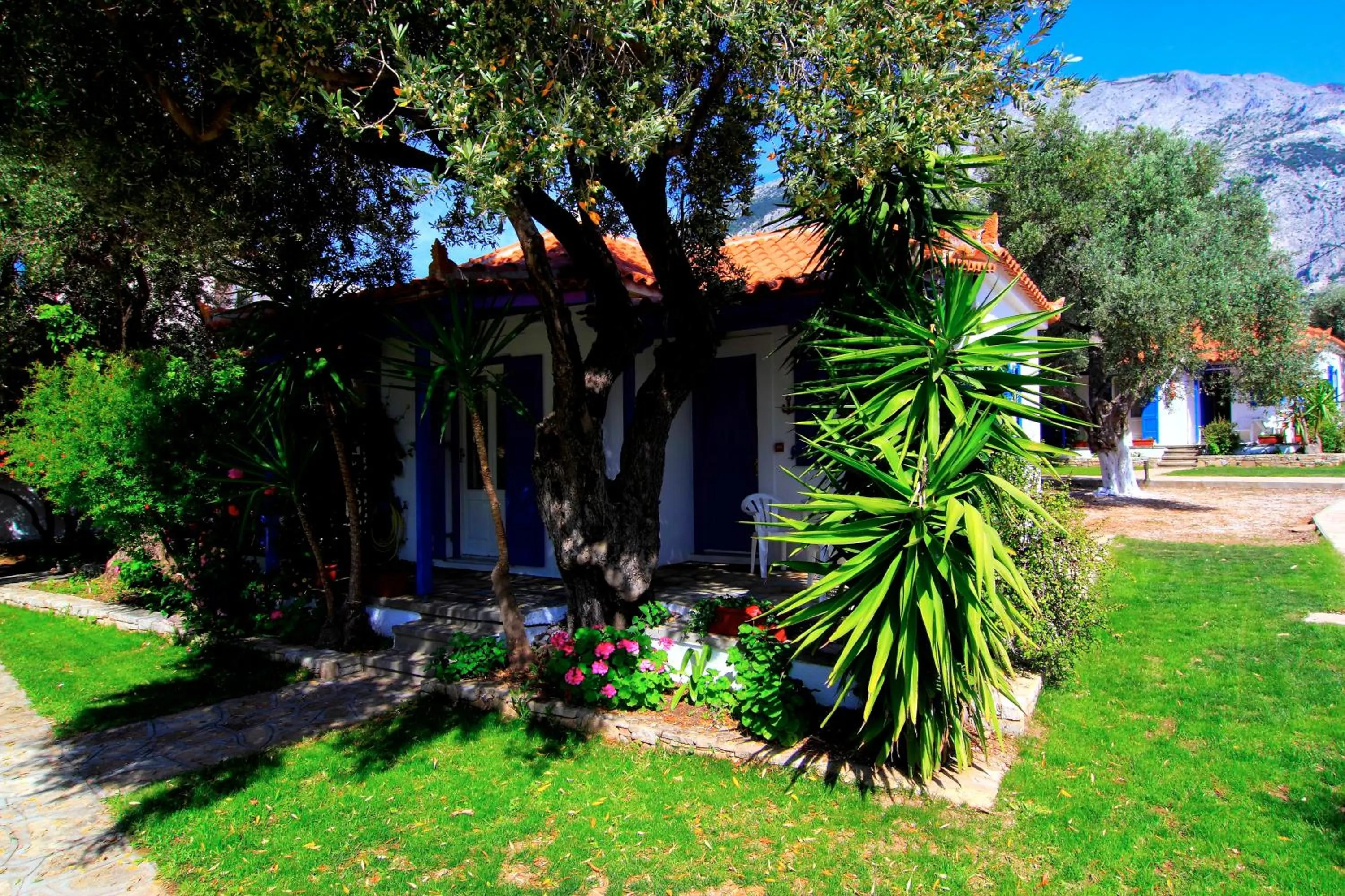 Facade/entrance in White Rock Apartments
