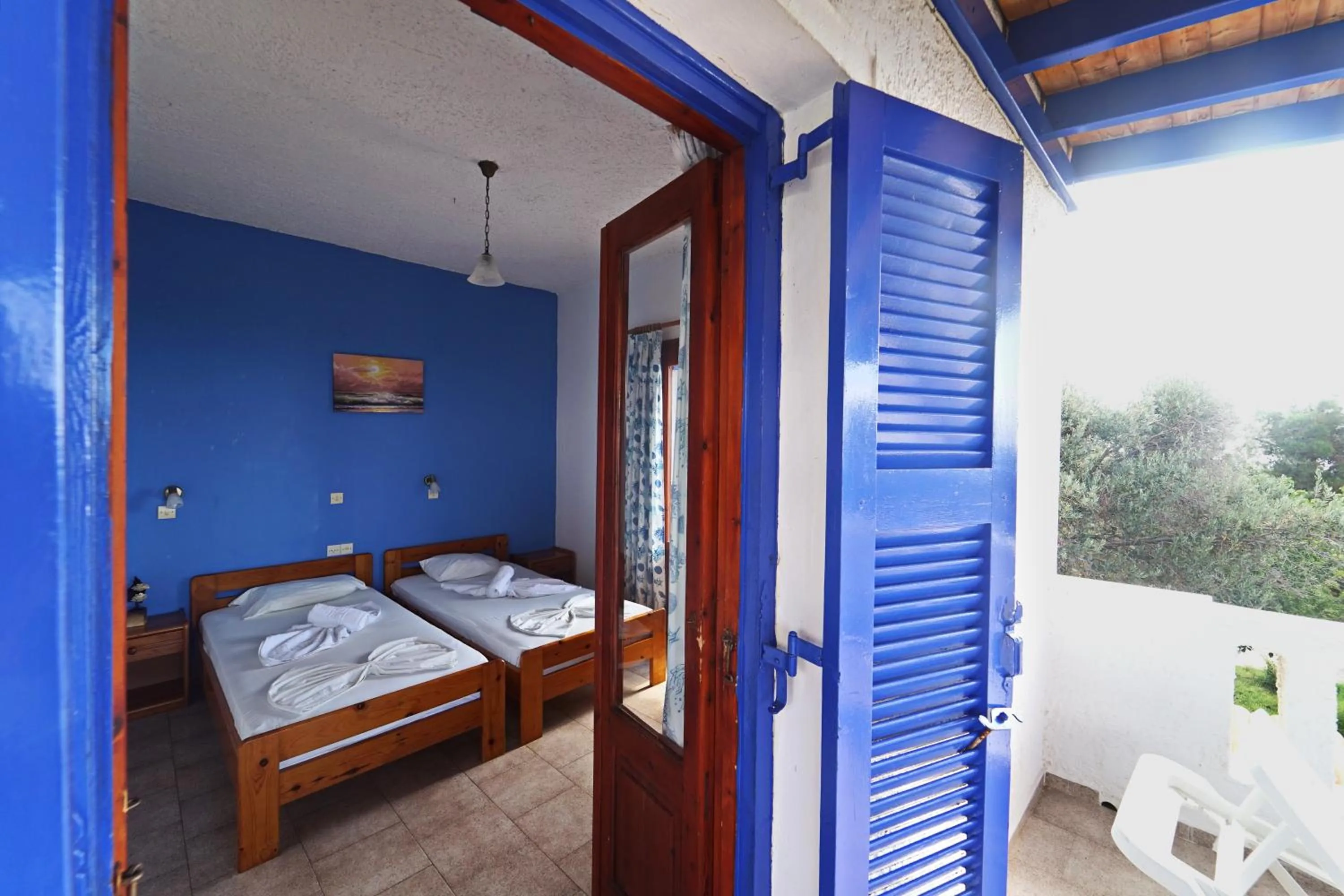 Bedroom, Bed in White Rock Apartments