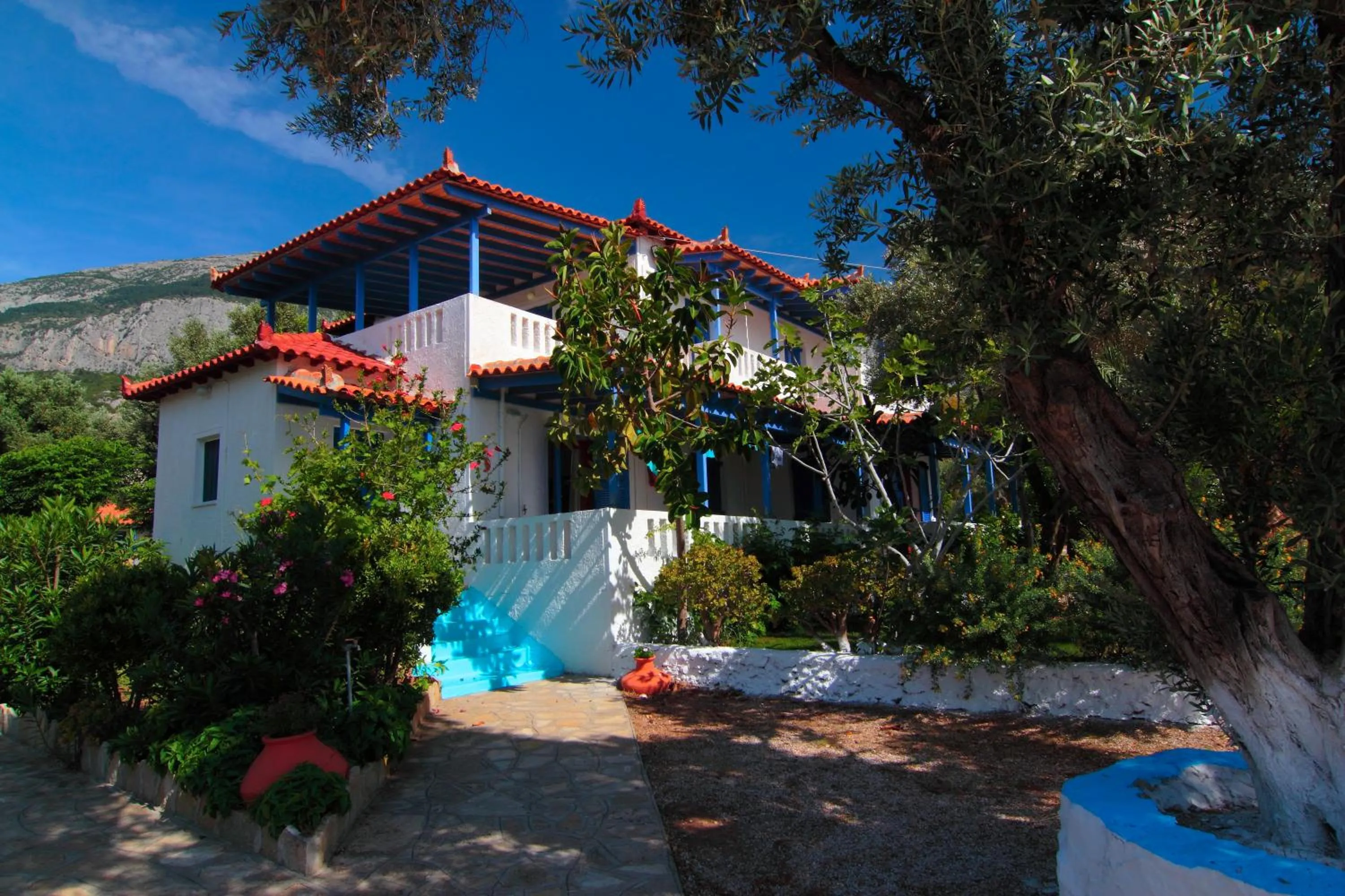Facade/entrance in White Rock Apartments