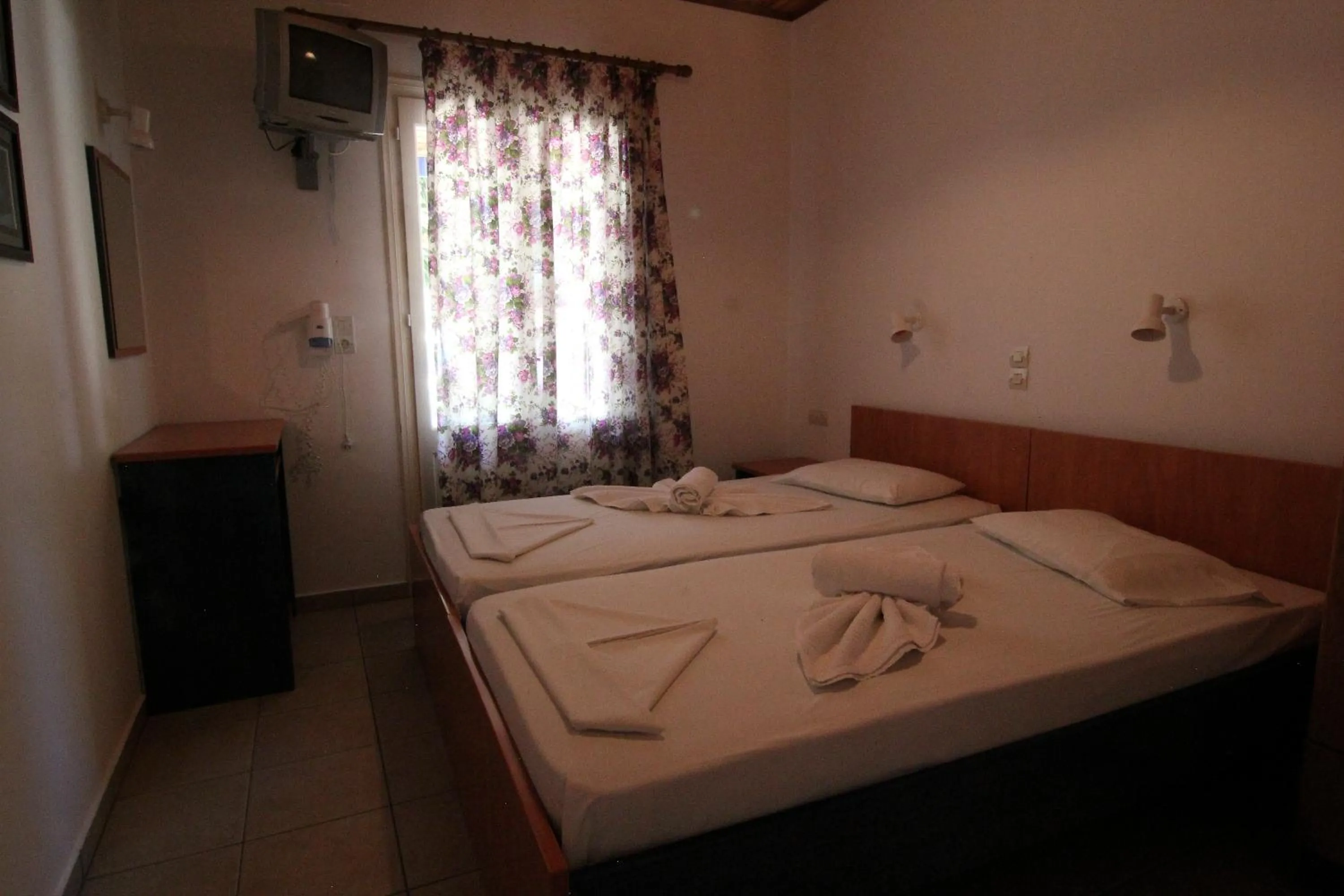 Bedroom, Bed in White Rock Apartments