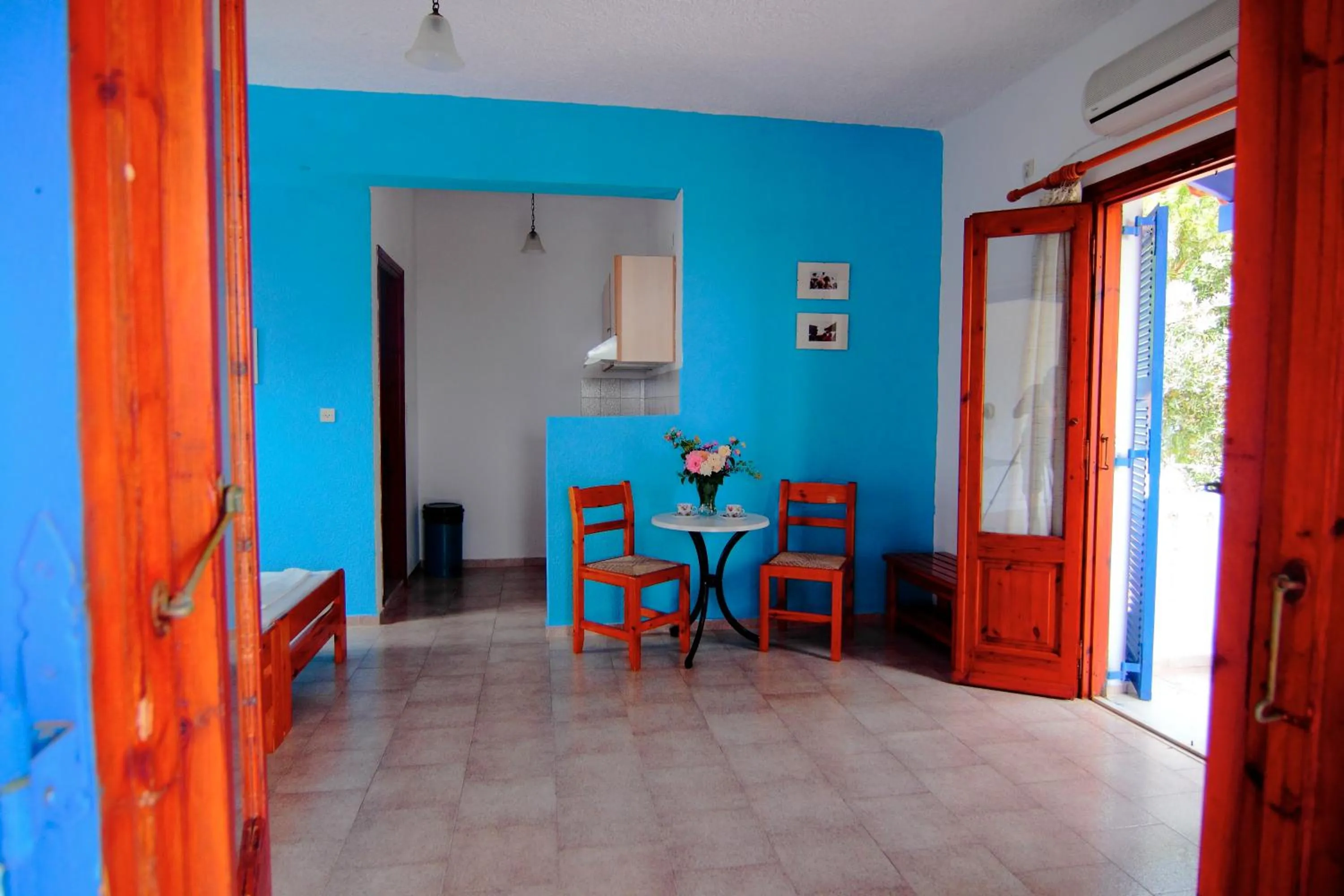 Photo of the whole room in White Rock Apartments