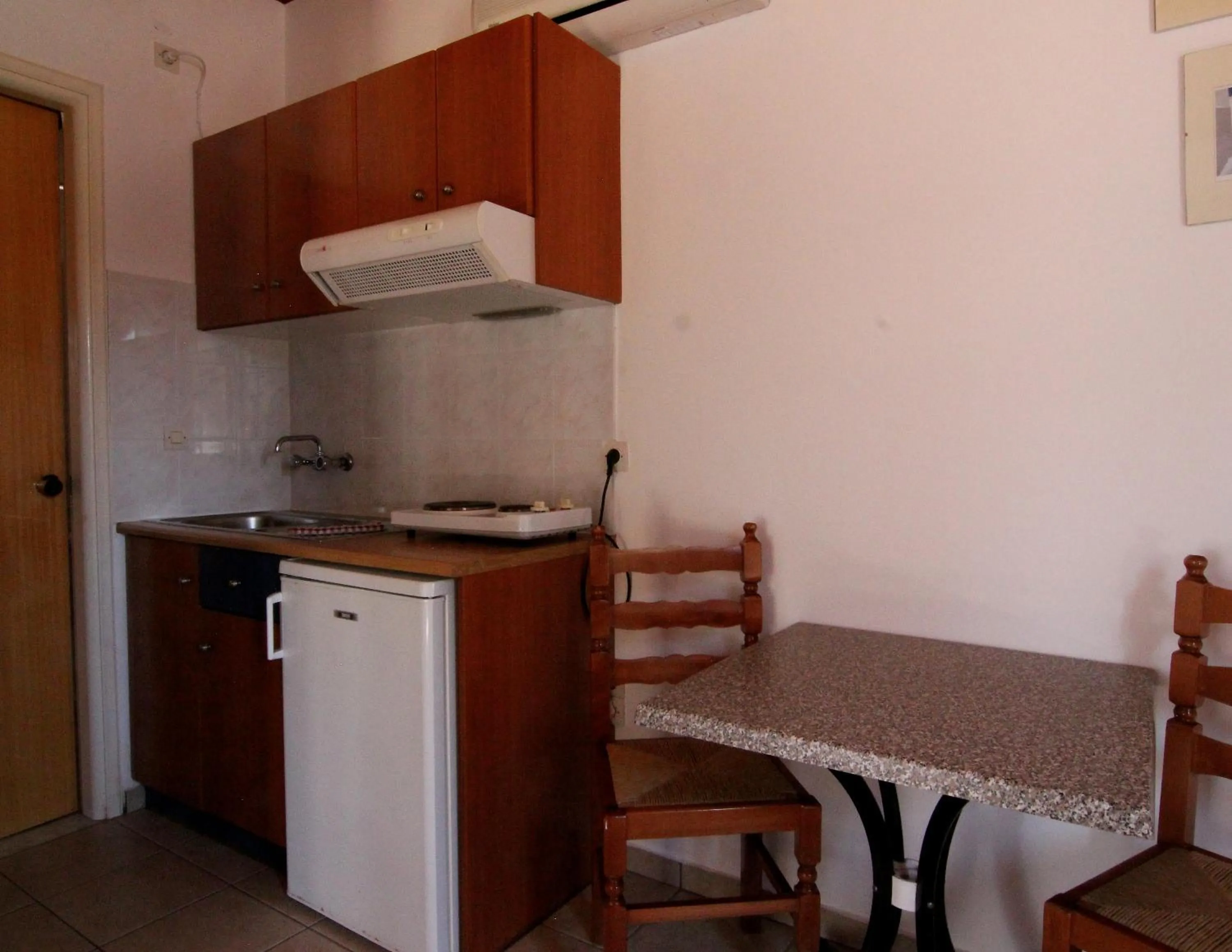 Kitchen or kitchenette in White Rock Apartments