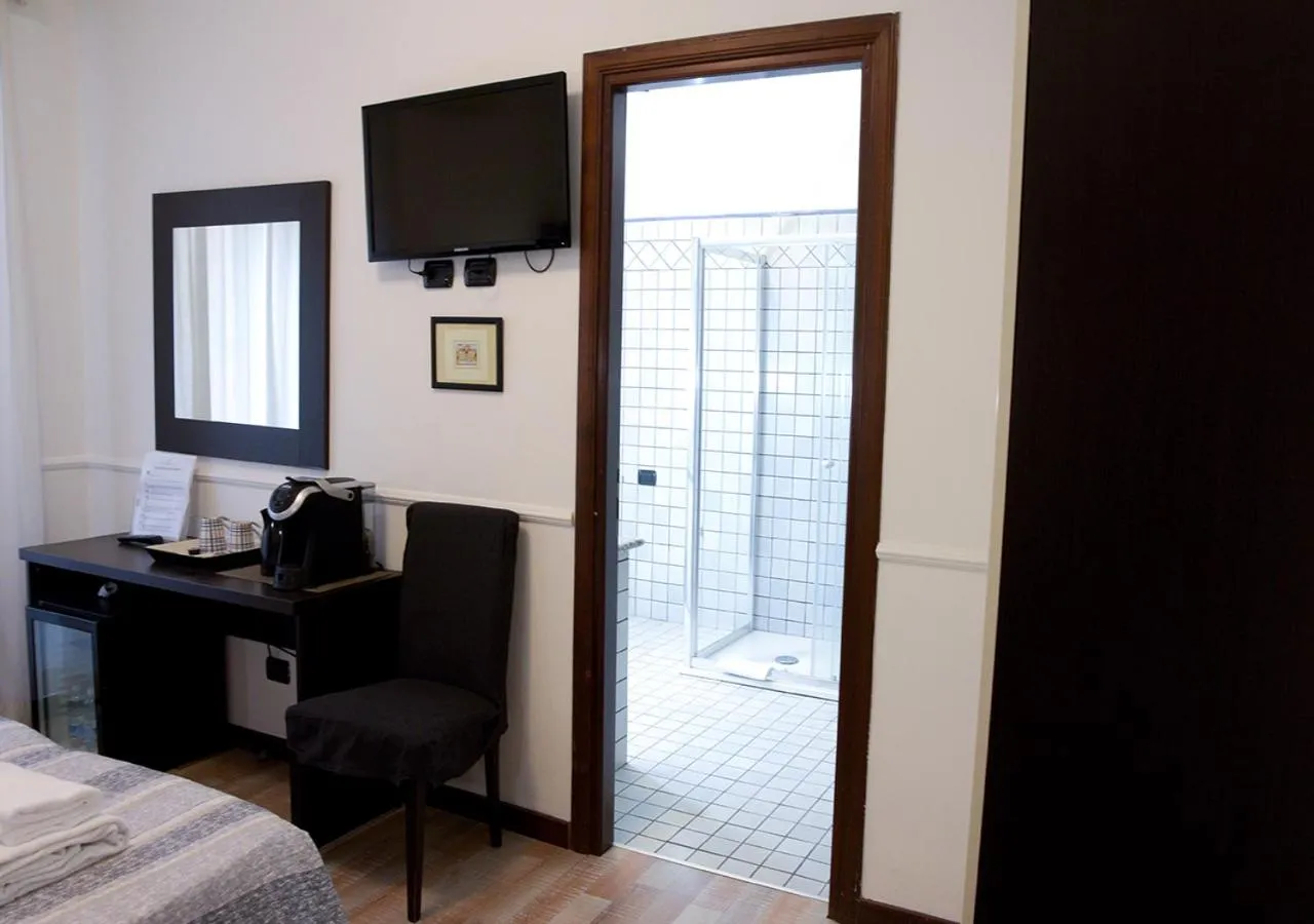 Bedroom, Bed in GH Colosseum