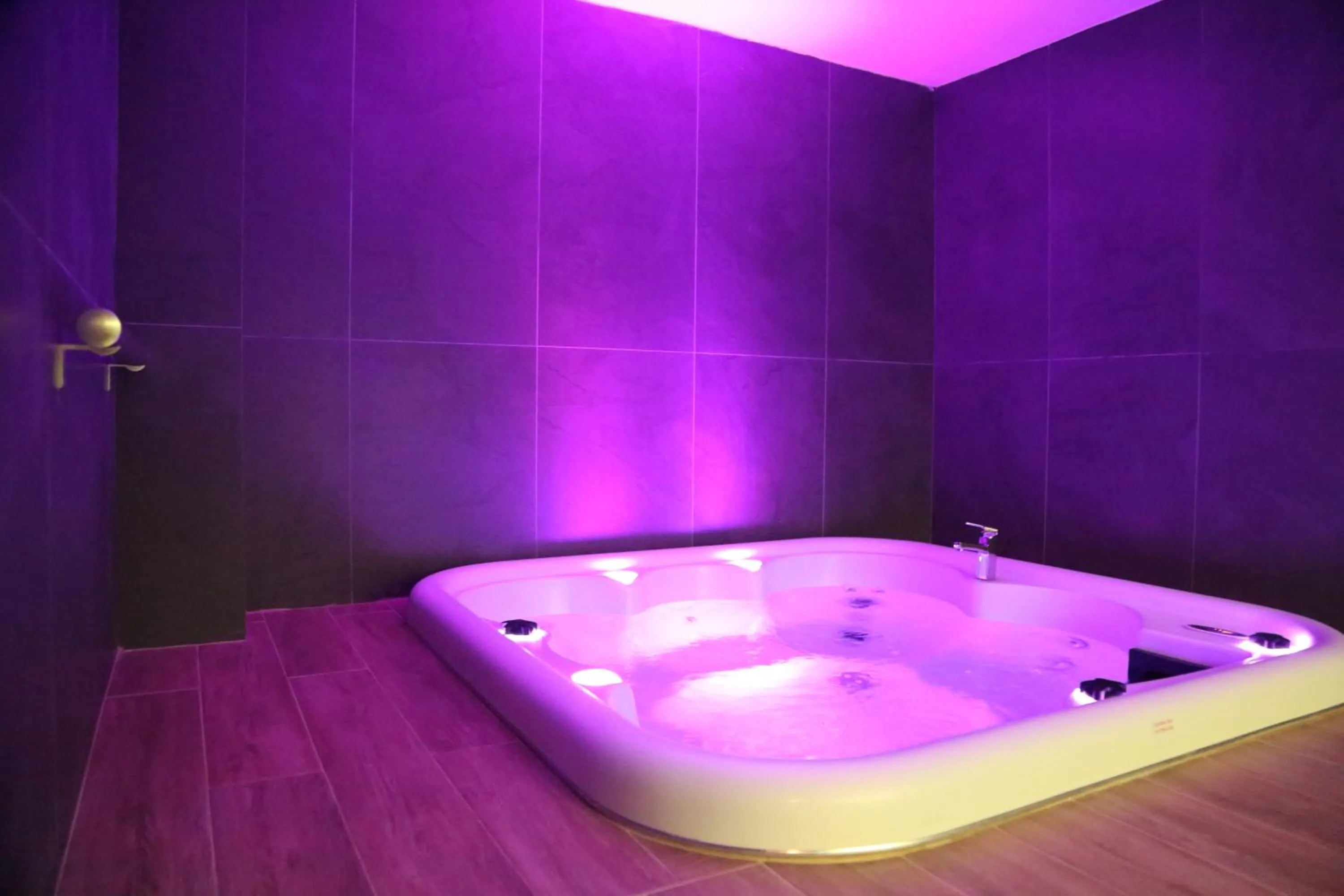 Hot Tub in Alfa Suites & SPA