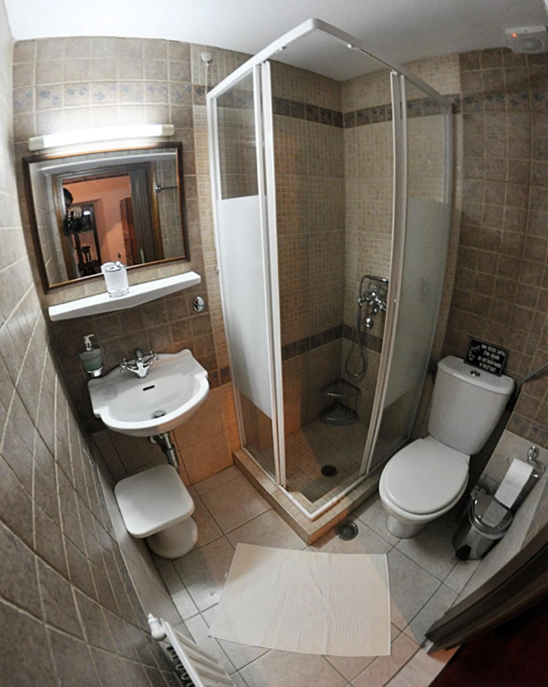 Shower in Archontiko Repana - Makrinitsa Stone Retreat