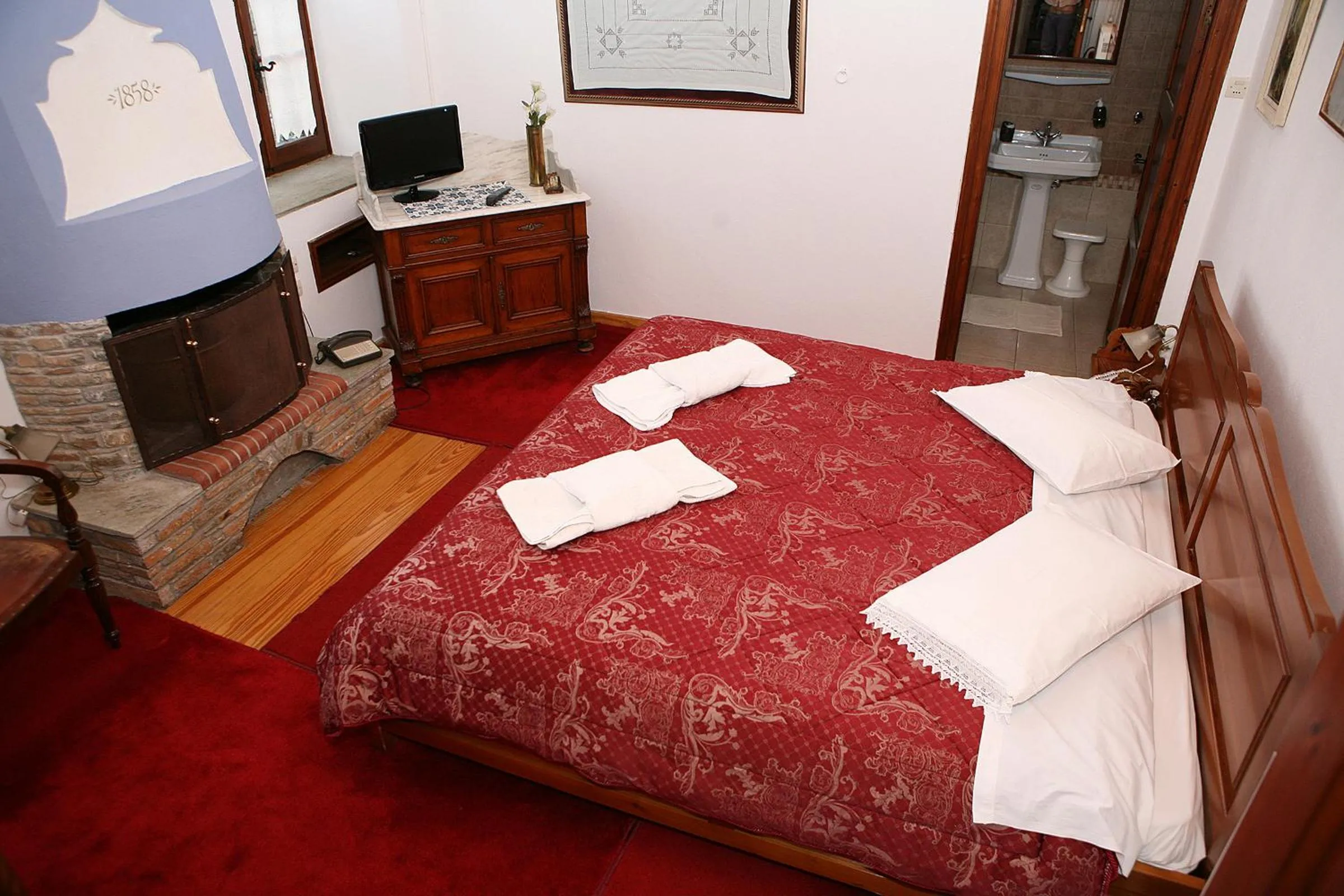 Bedroom, Bed in Archontiko Repana - Makrinitsa Stone Retreat