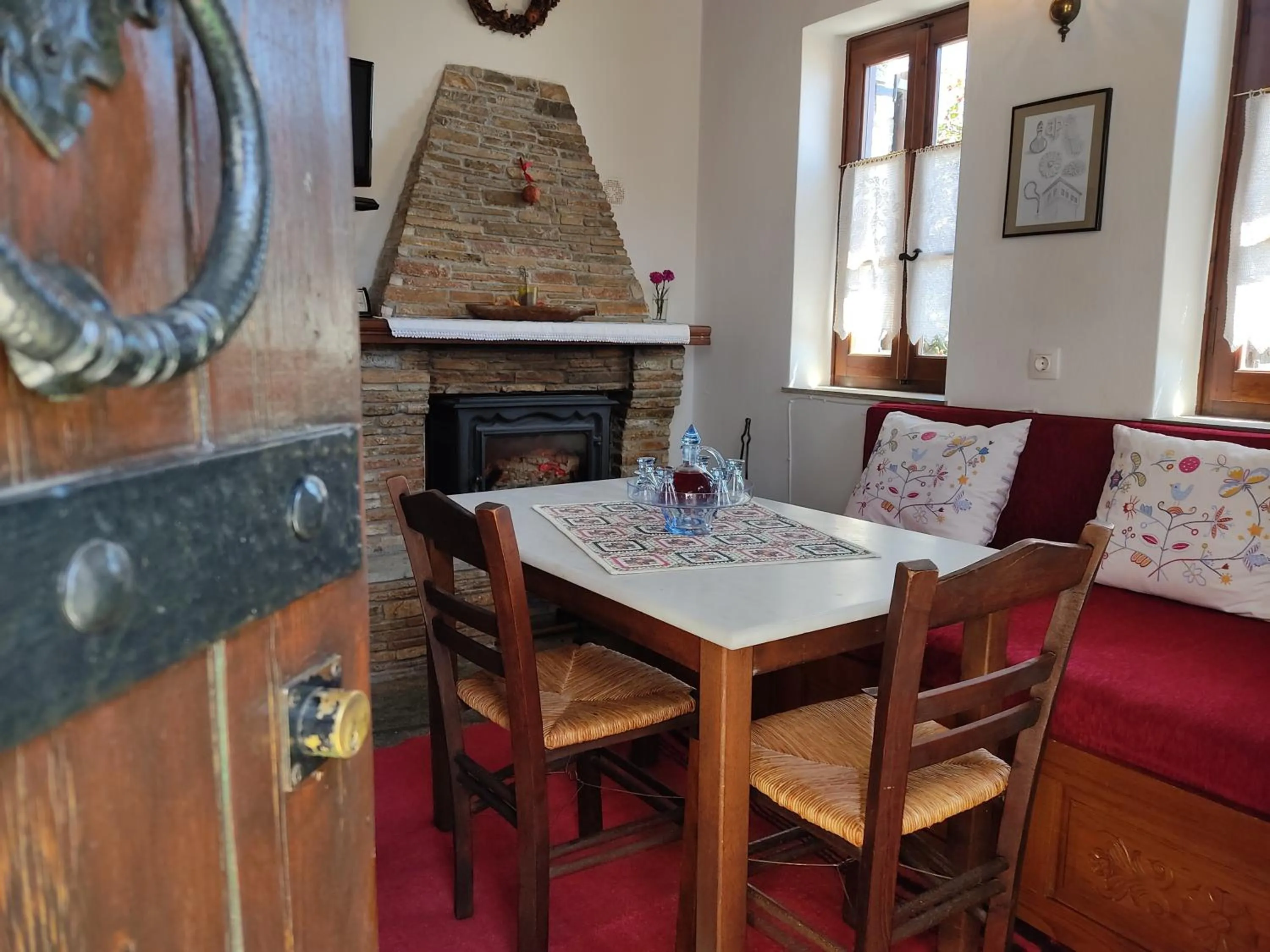 Dining area in Archontiko Repana - Makrinitsa Stone Retreat