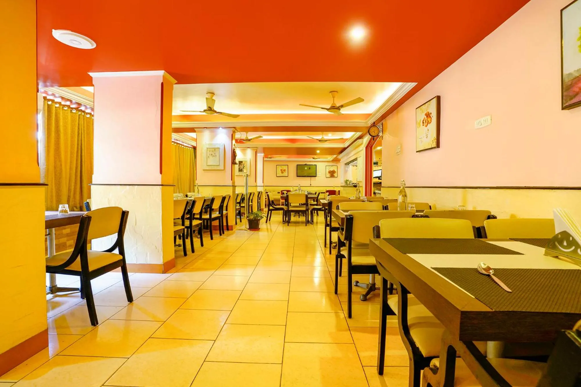 Restaurant/places to eat in Fabhotel Manoshanti - Nr Big Daddy Casino