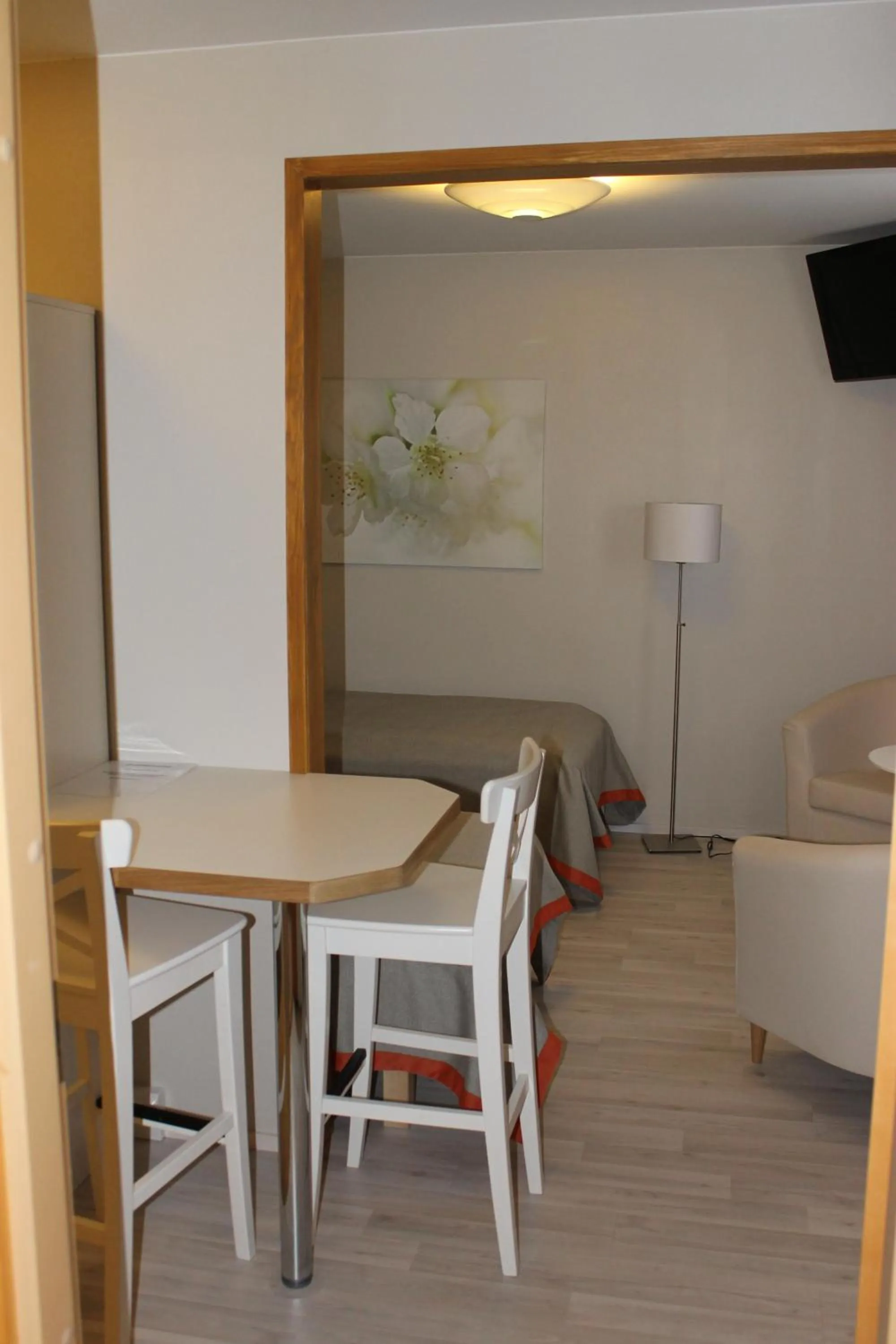 Photo of the whole room in Motelli Jätkänkolo