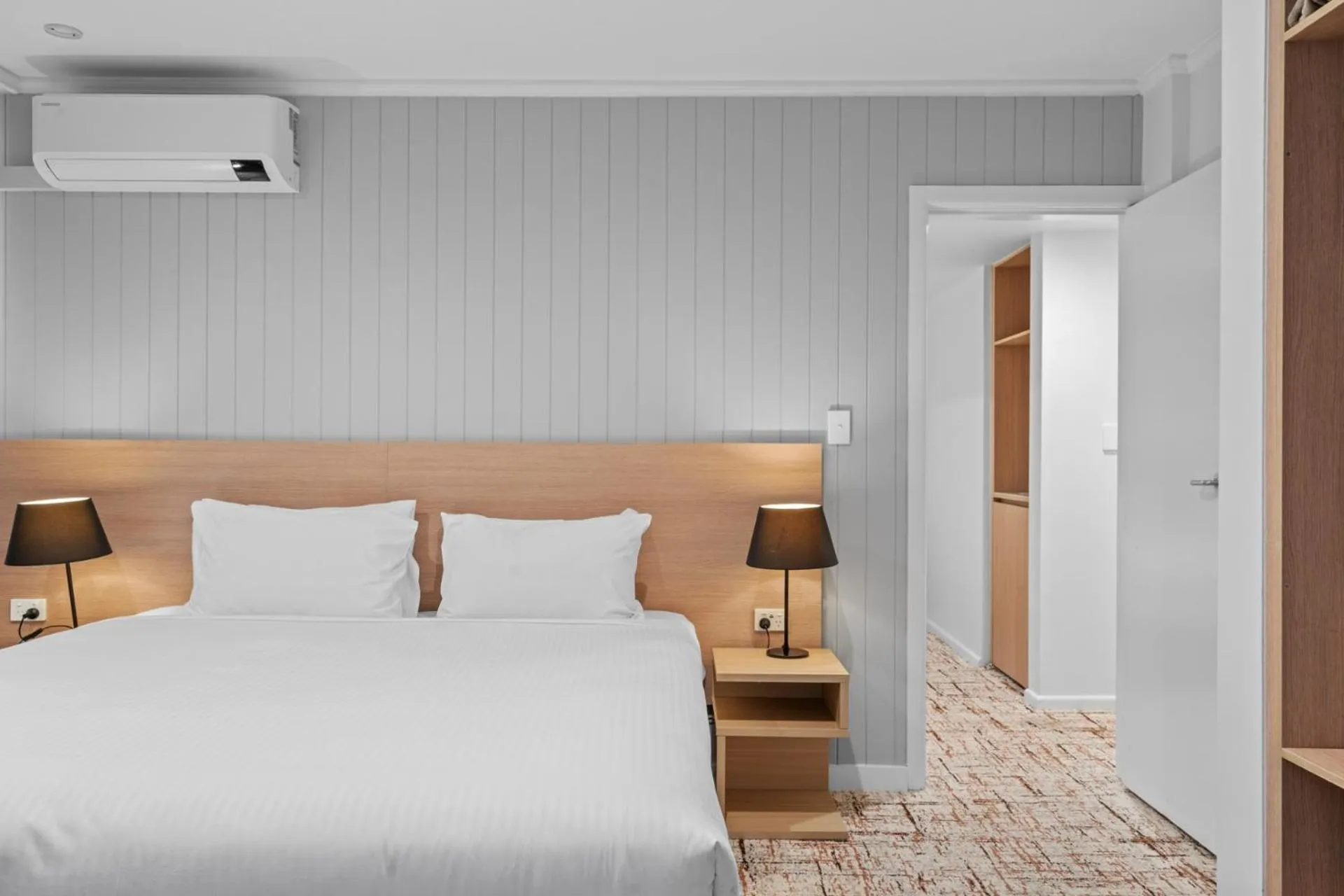 Photo of the whole room, Bed in Silkari Mirage at Newport