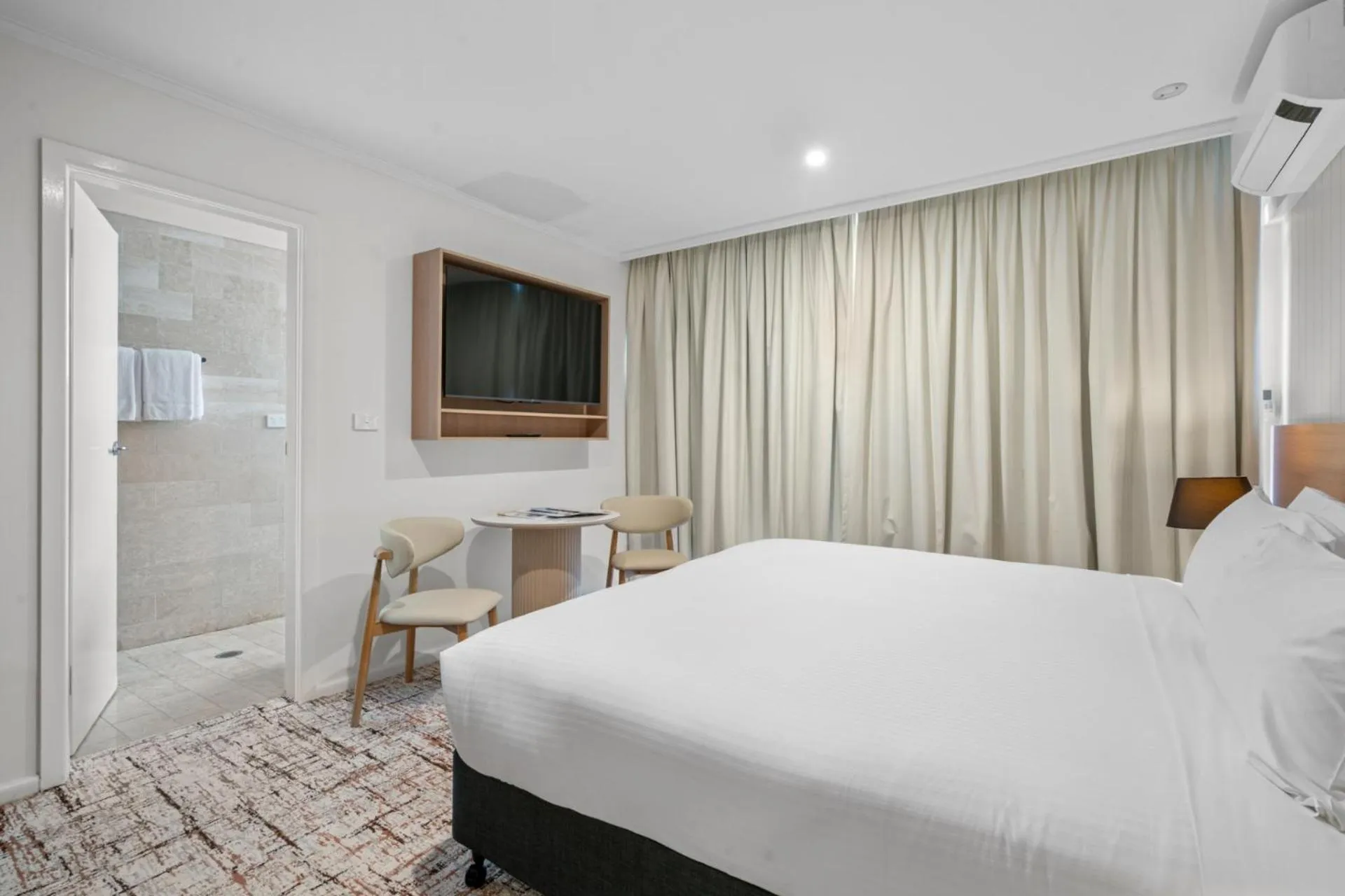 Photo of the whole room, Bed in Silkari Mirage at Newport