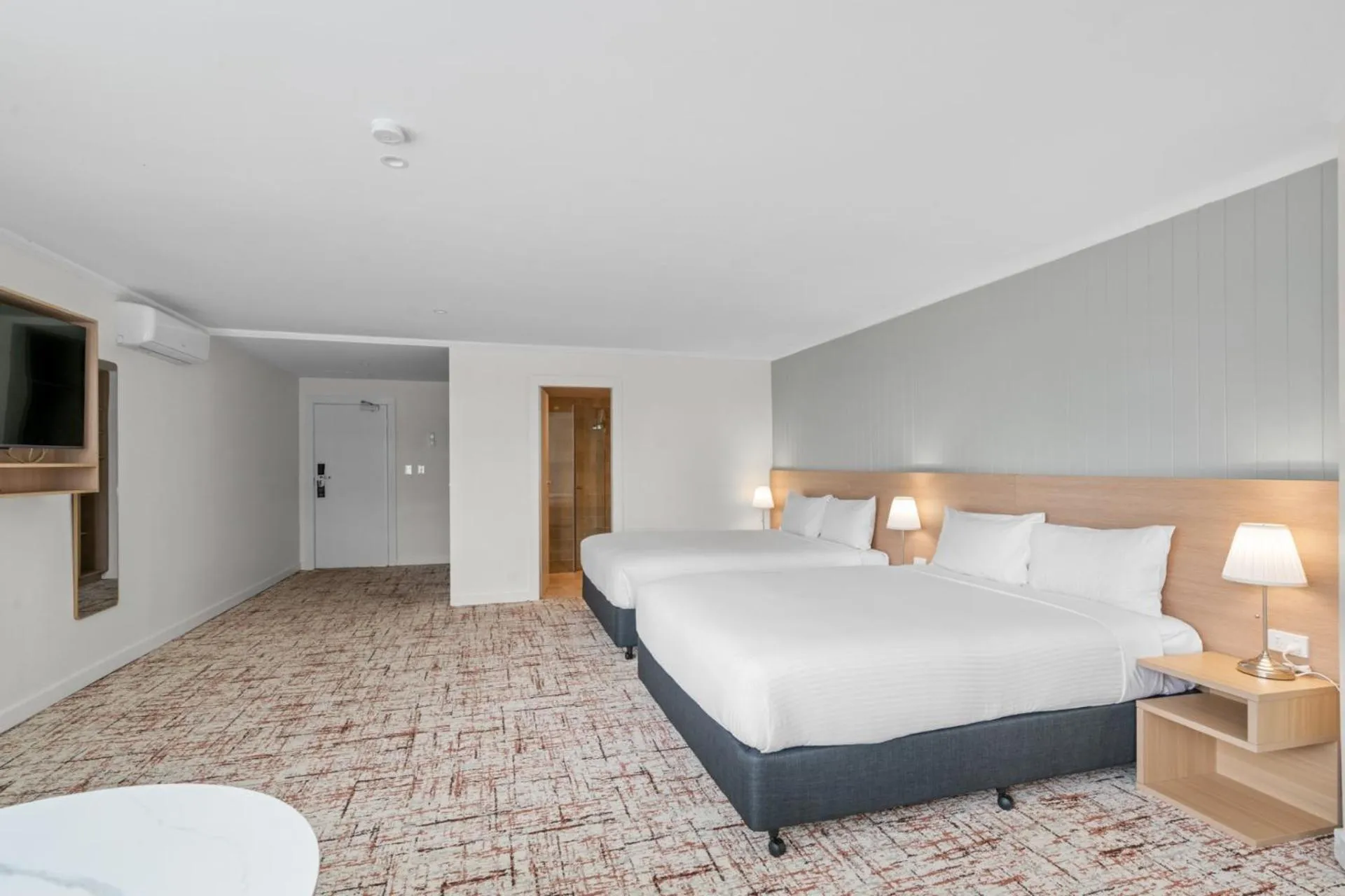 Photo of the whole room, Bed in Silkari Mirage at Newport