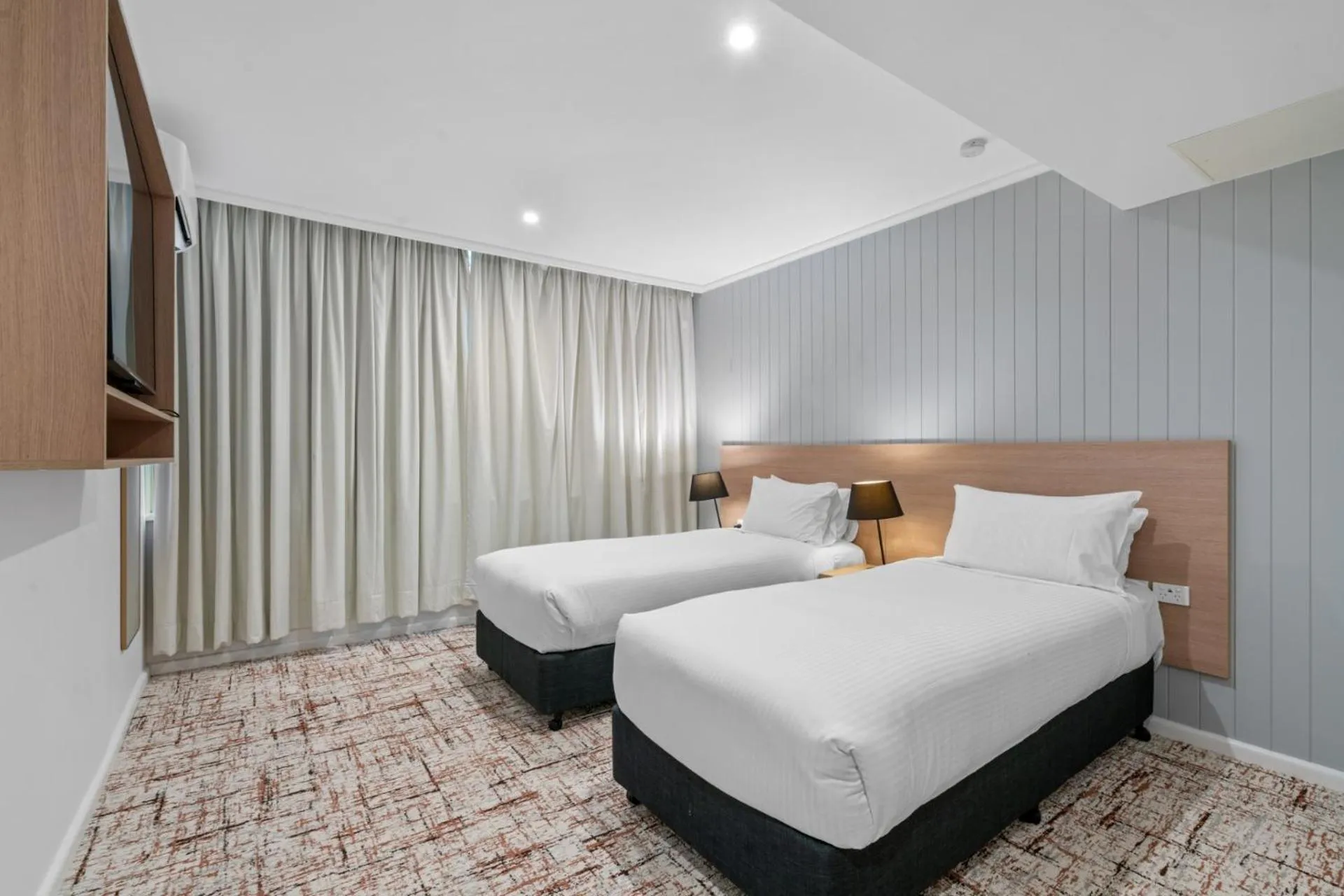 Photo of the whole room, Bed in Silkari Mirage at Newport