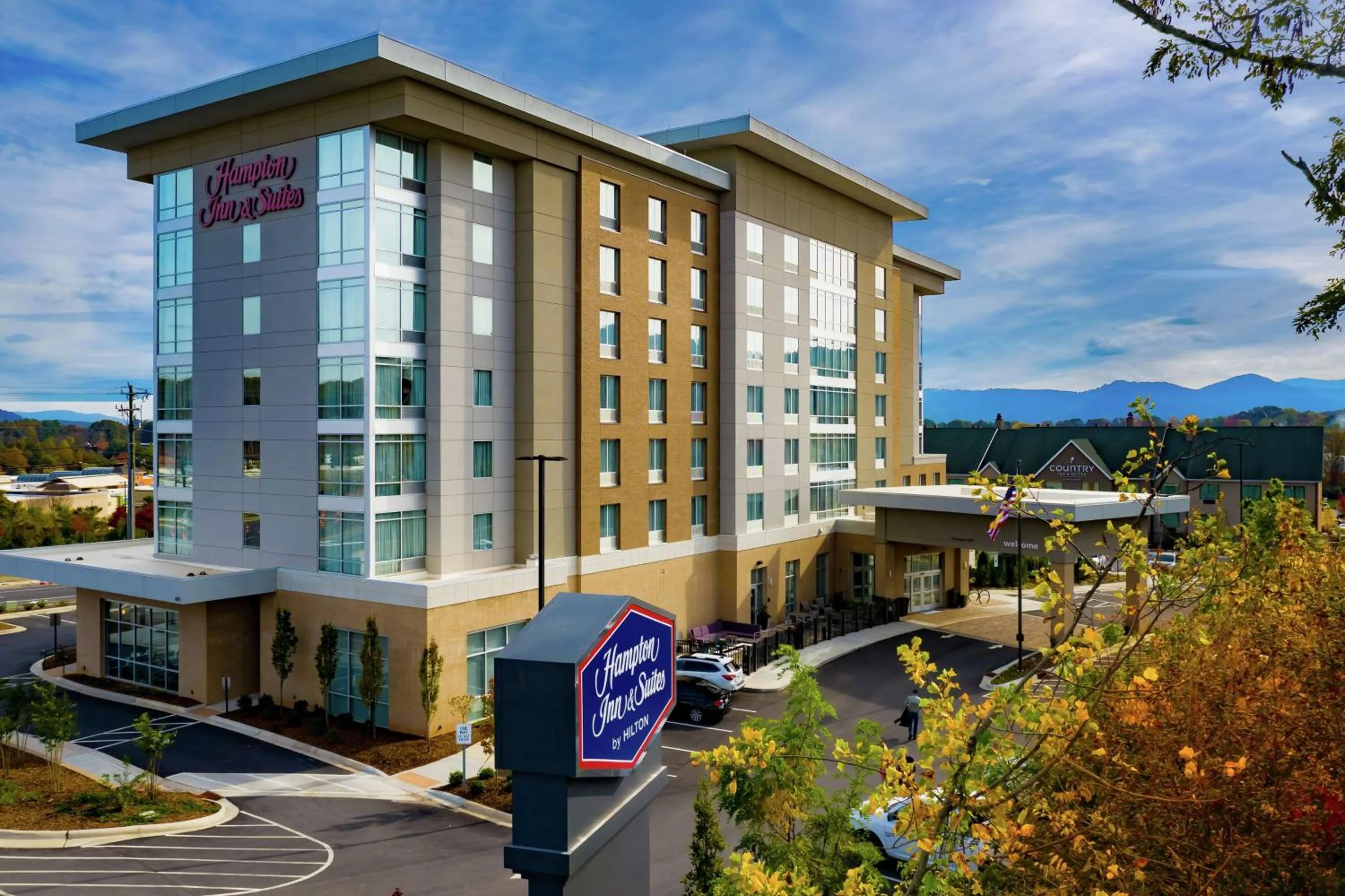 Property building in Hampton Inn & Suites Asheville Biltmore Area