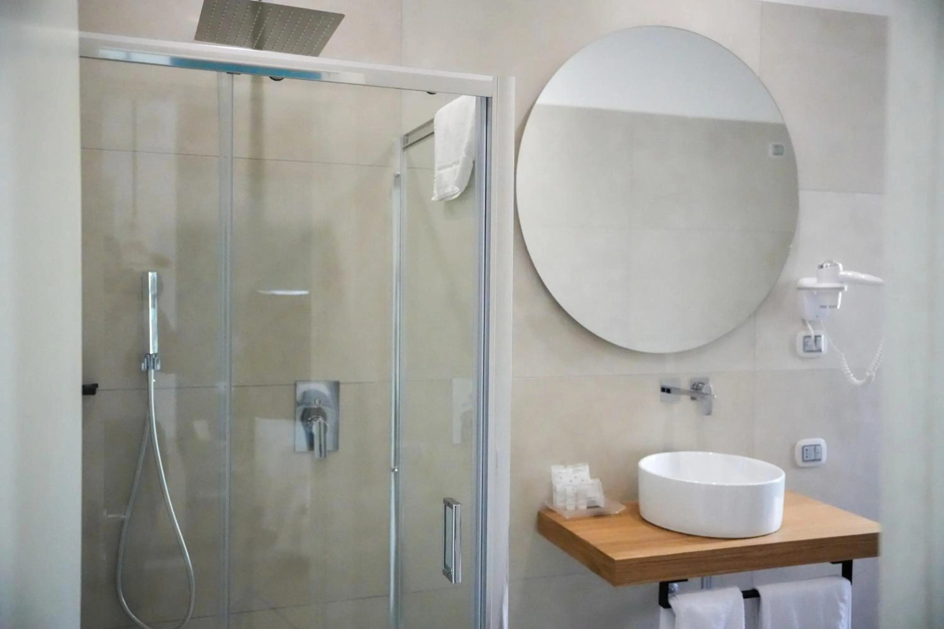 Bathroom in Plana Hotel