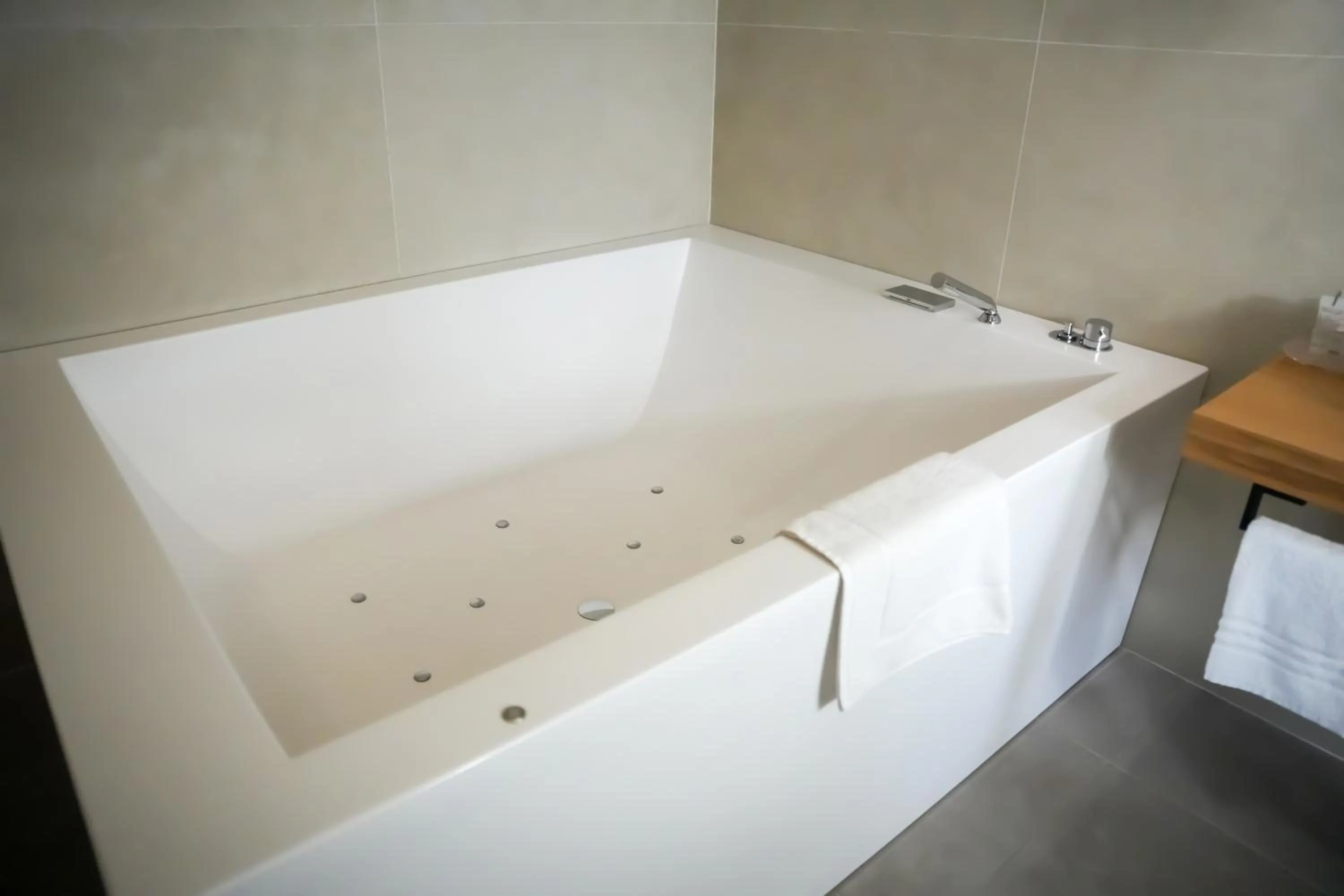 Hot Tub in Plana Hotel