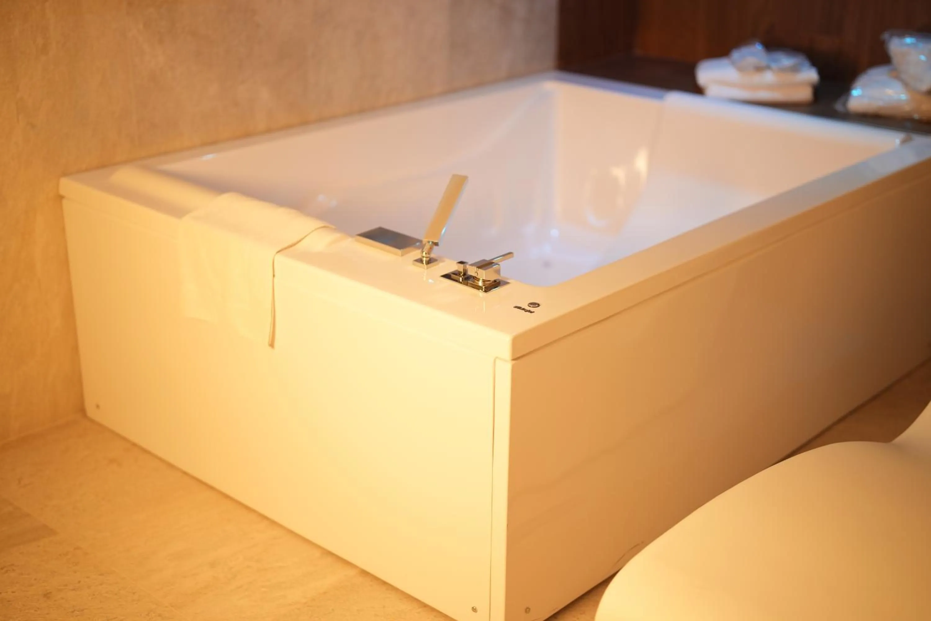 Hot Tub in Plana Hotel