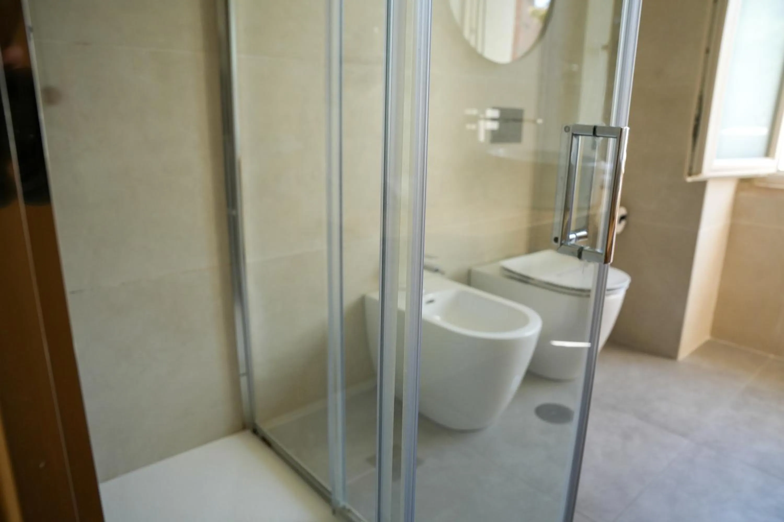 Shower in Plana Hotel