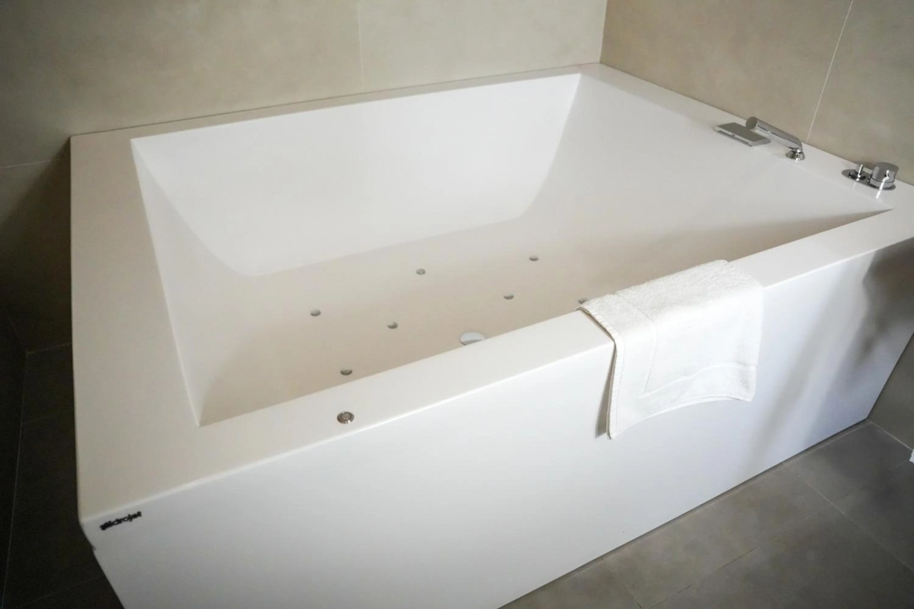 Hot Tub in Plana Hotel