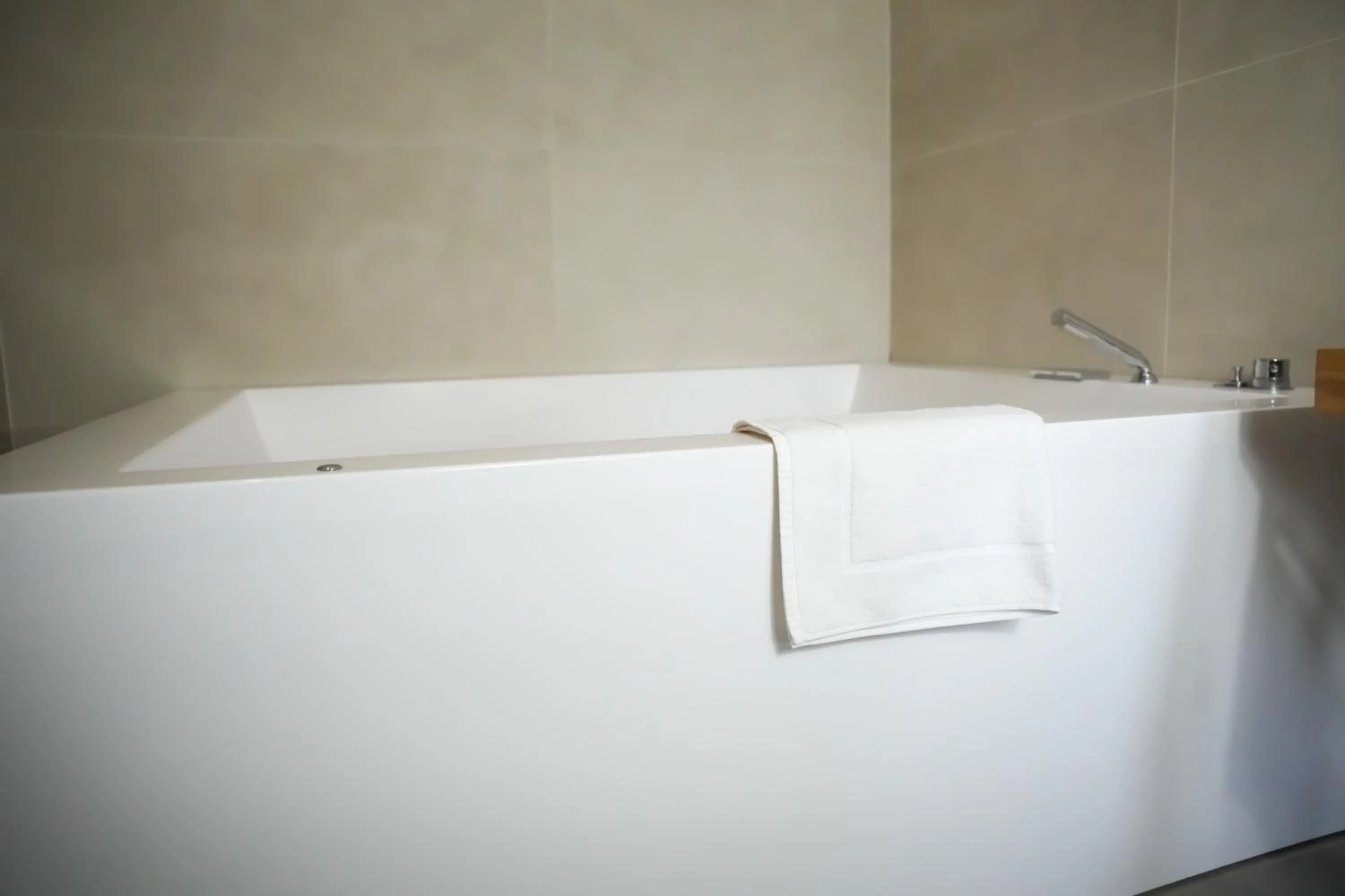 Hot Tub in Plana Hotel