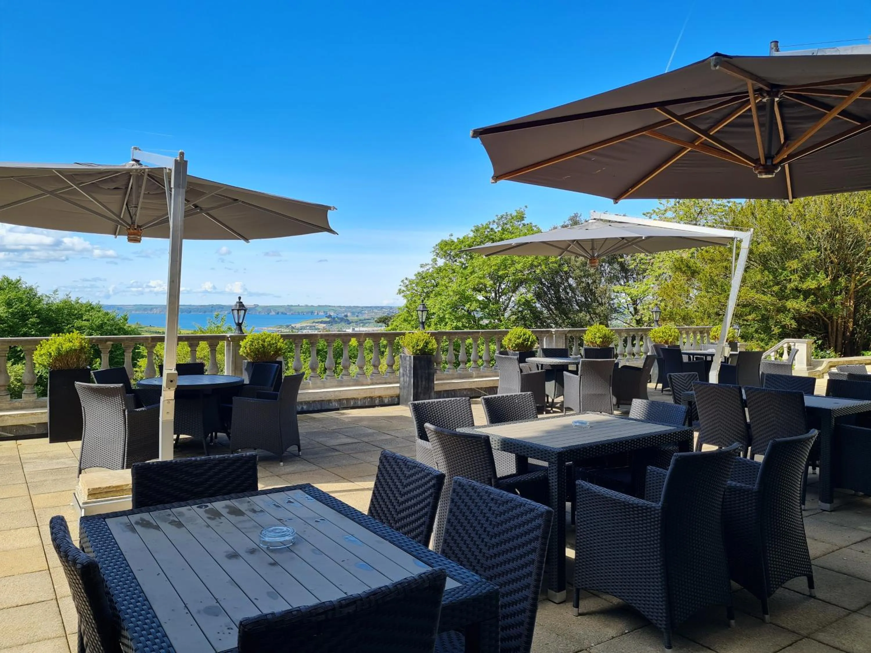 Restaurant/places to eat in Trenython Manor Resort