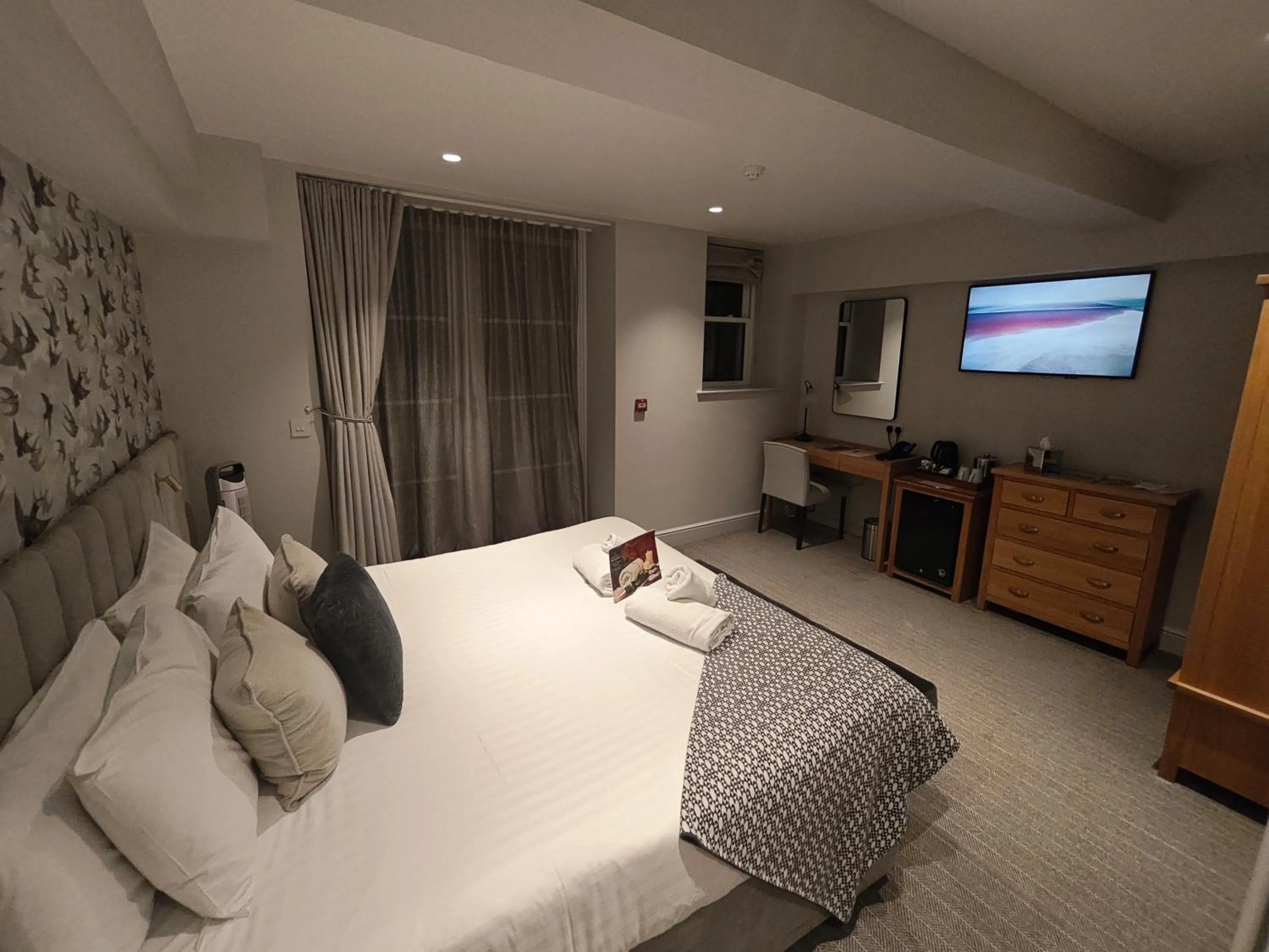 Bedroom, Bed in Trenython Manor Resort