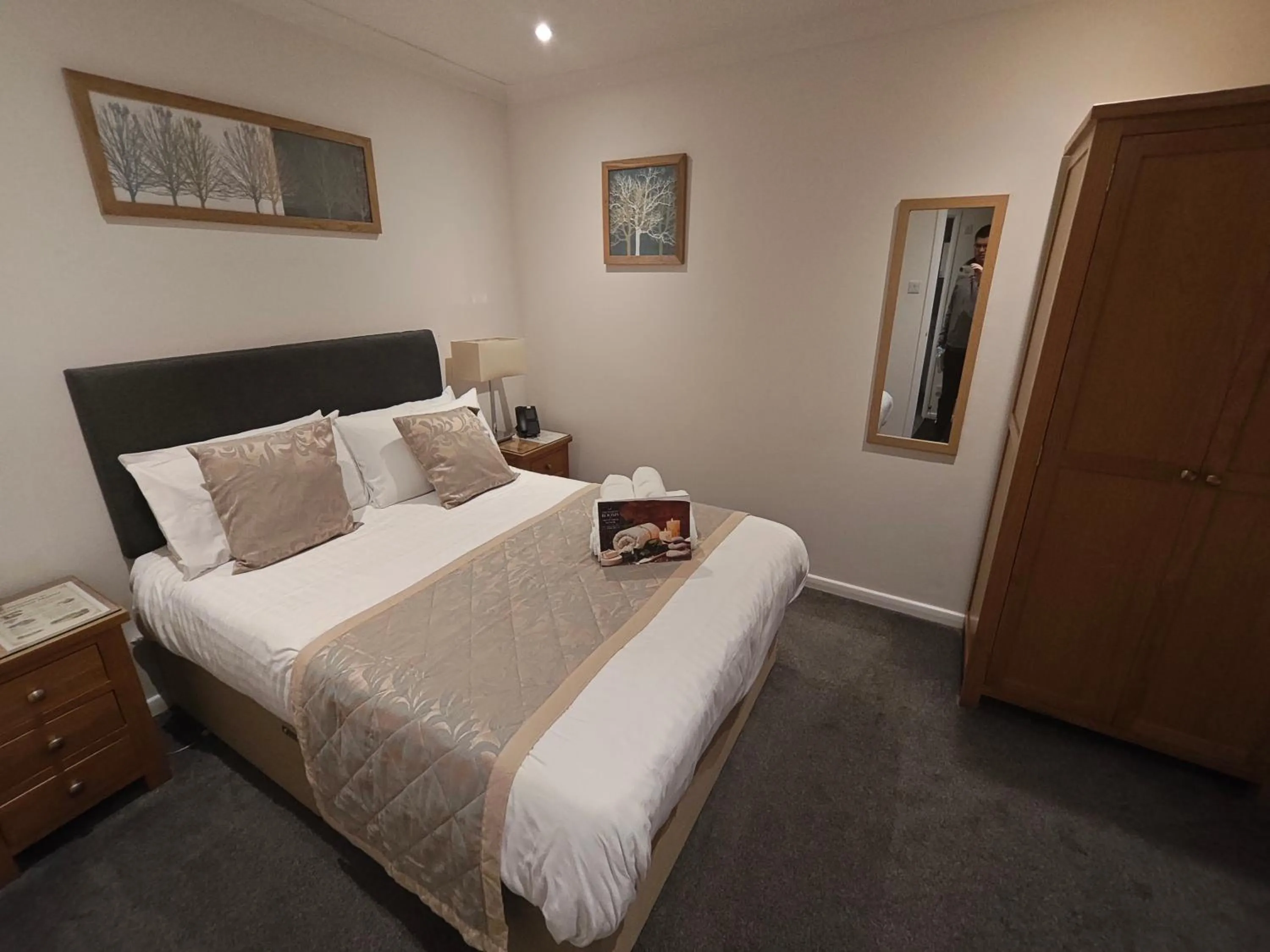 Bedroom, Bed in Trenython Manor Resort