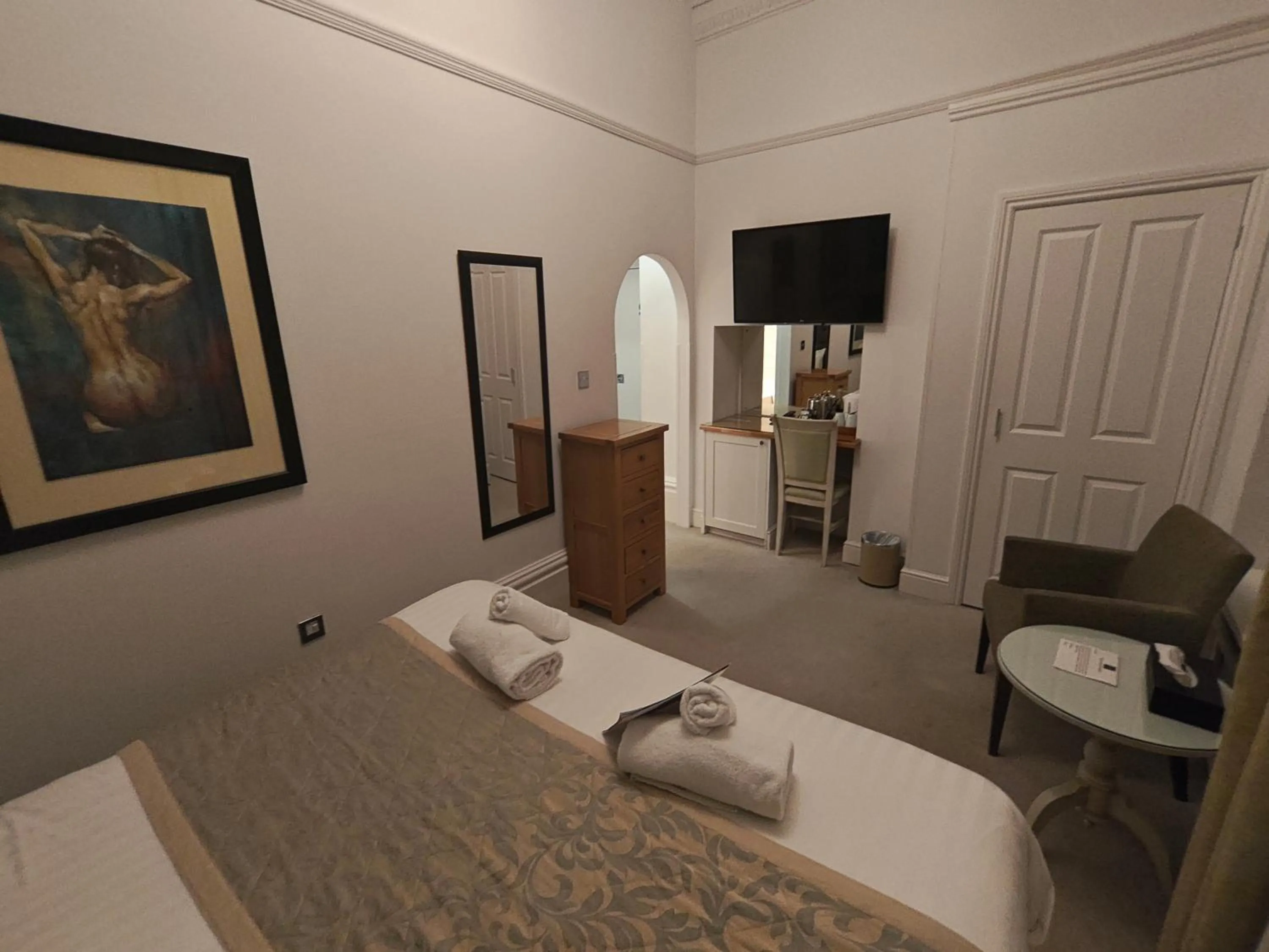 Bedroom, Bed in Trenython Manor Resort