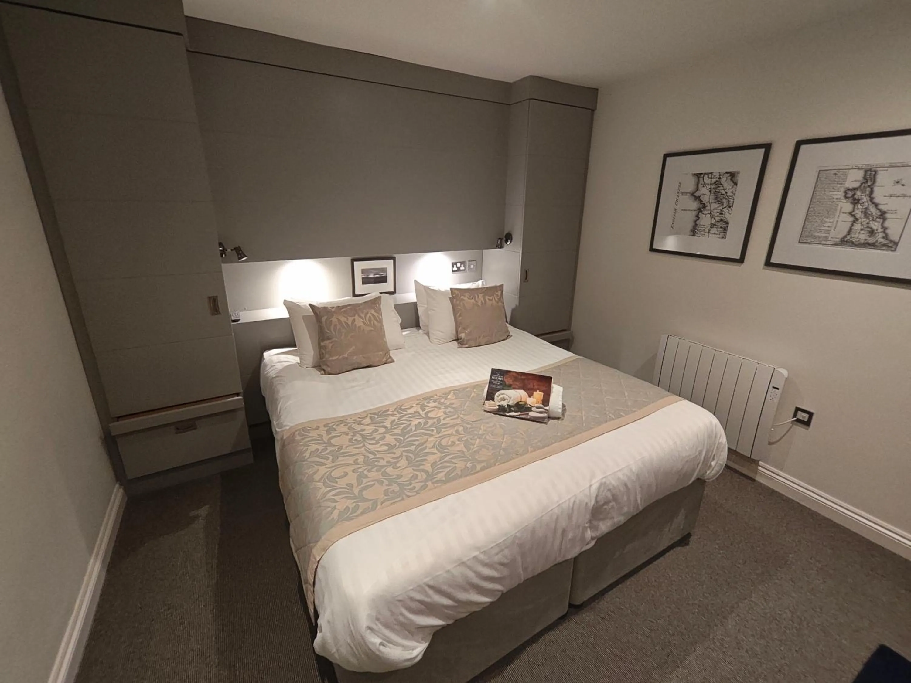 Bedroom, Bed in Trenython Manor Resort