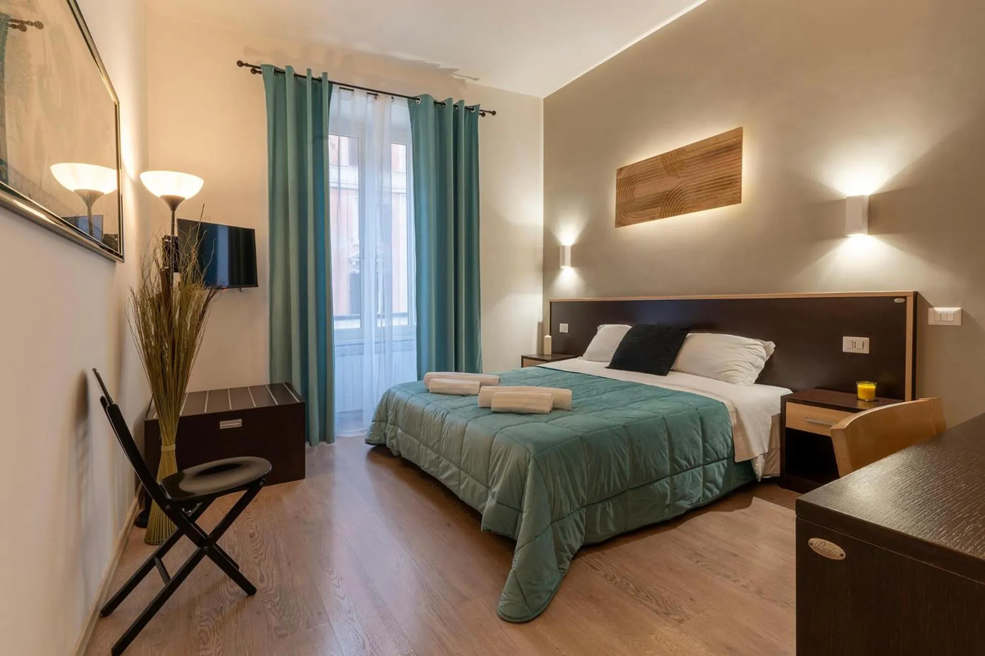 Photo of the whole room, Bed in Flowerome