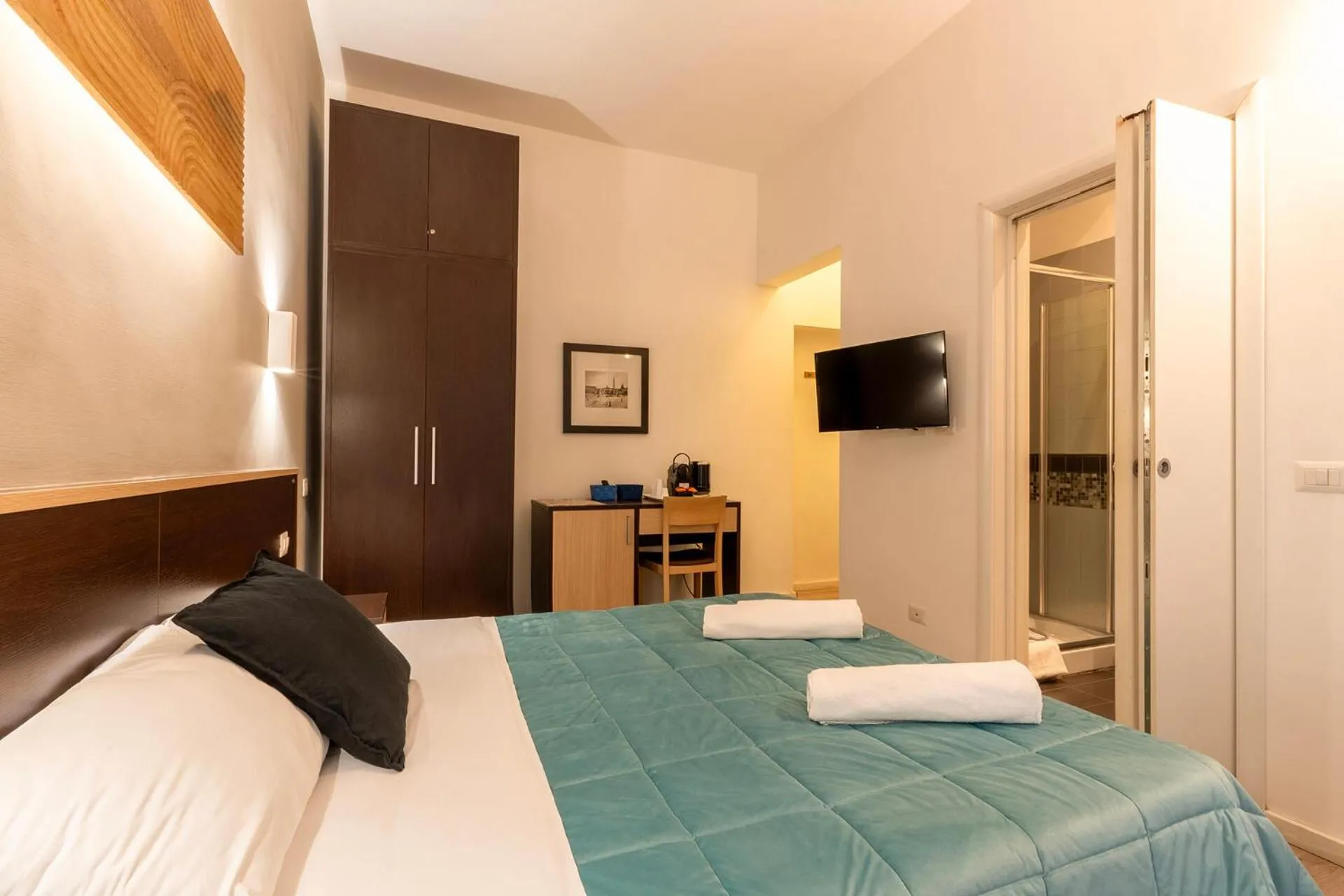 Photo of the whole room, Bed in Flowerome