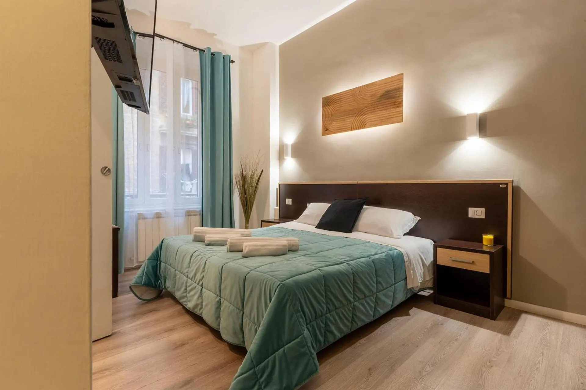 Photo of the whole room, Bed in Flowerome