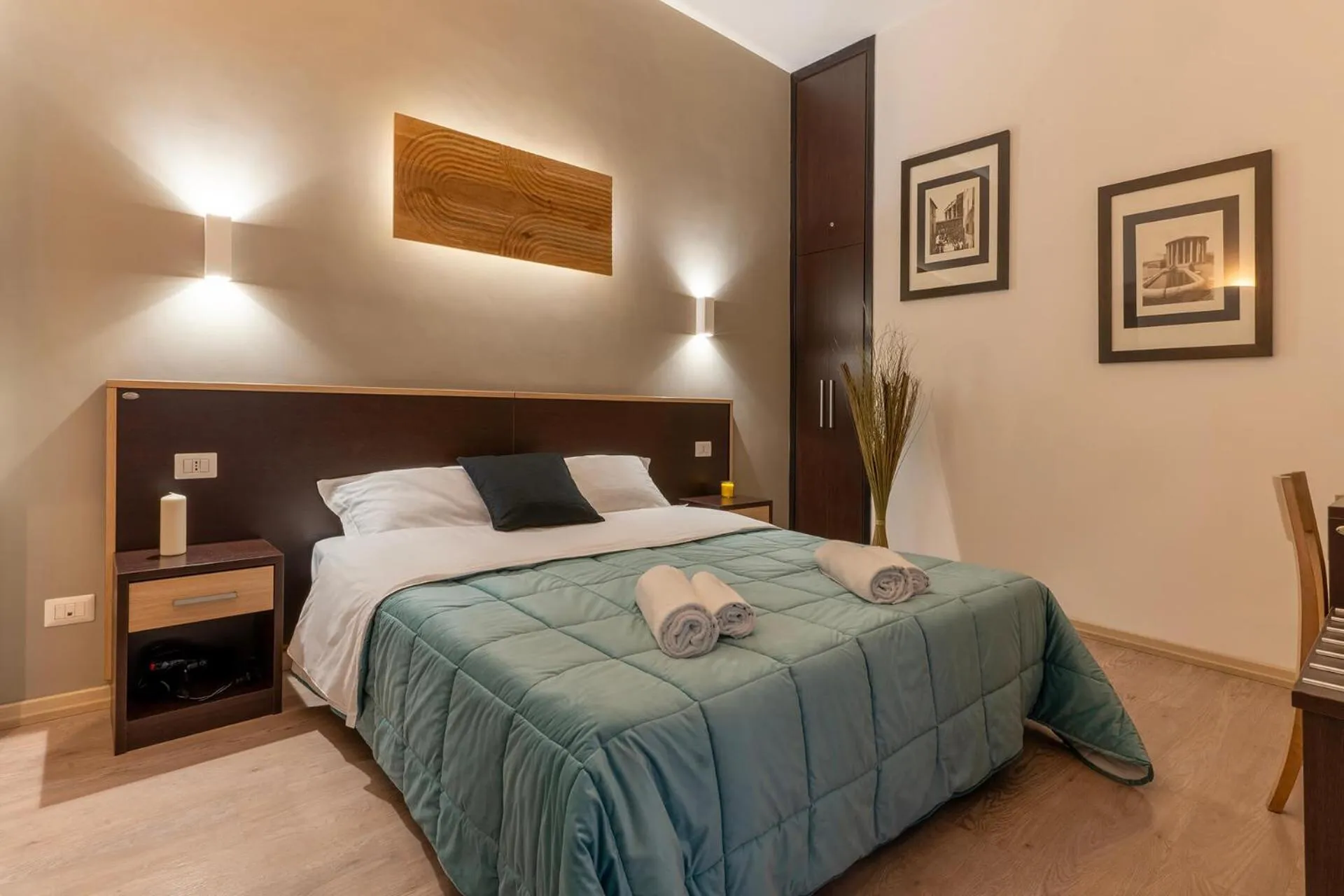 Photo of the whole room, Bed in Flowerome