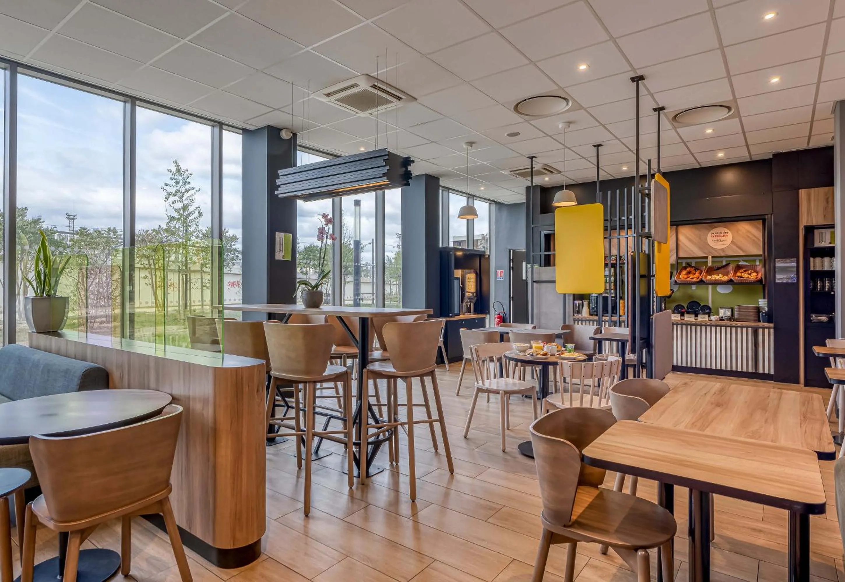 Restaurant/places to eat in B&B HOTEL Bordeaux Centre Gare Saint-Jean