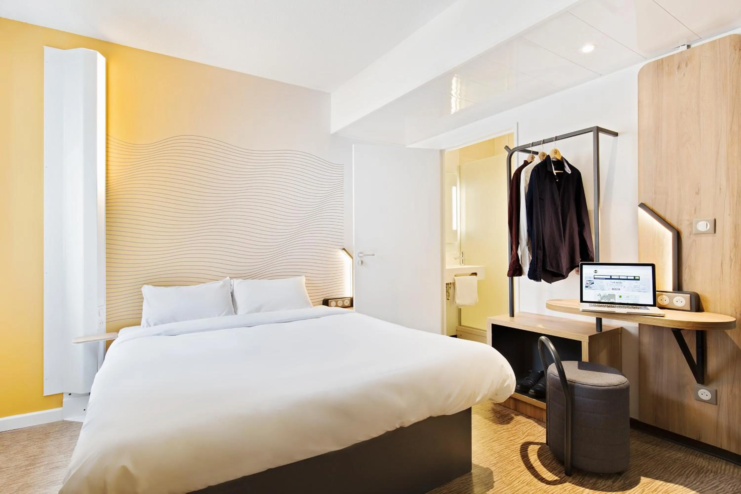 Photo of the whole room, Bed in B&B HOTEL Bordeaux Centre Gare Saint-Jean