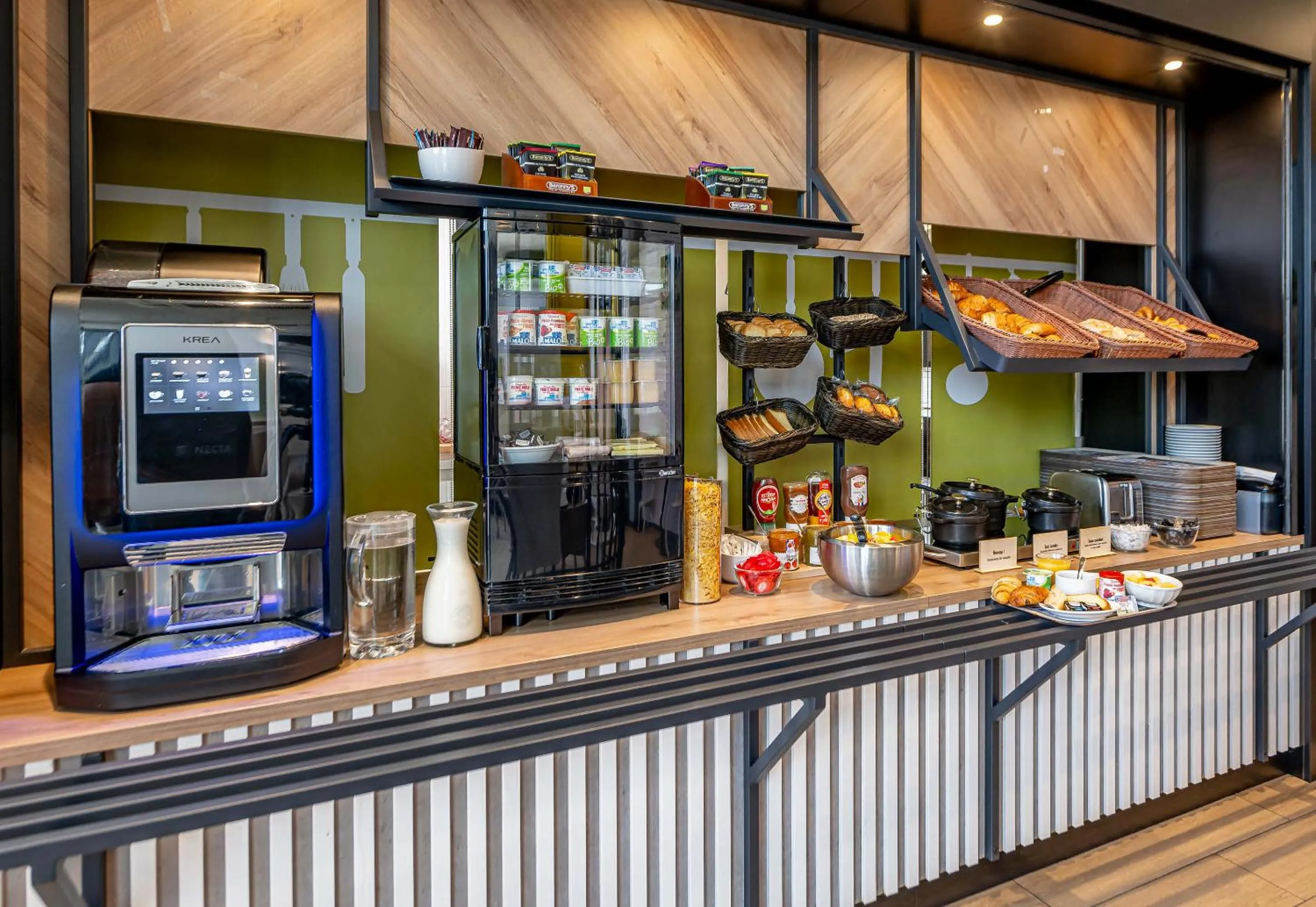 Buffet breakfast in B&B HOTEL Bordeaux Centre Gare Saint-Jean