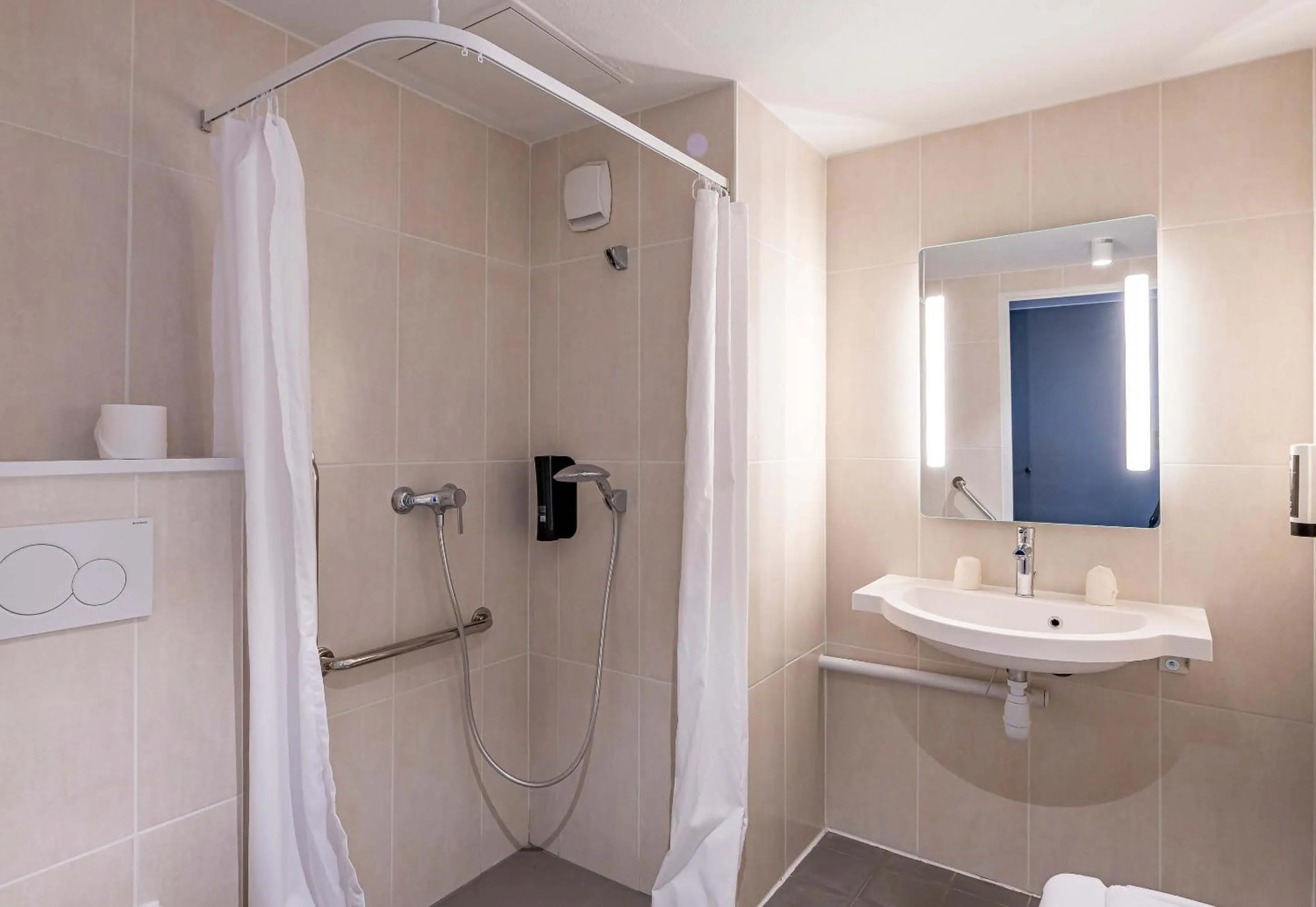 Bathroom in B&B HOTEL Bordeaux Centre Gare Saint-Jean