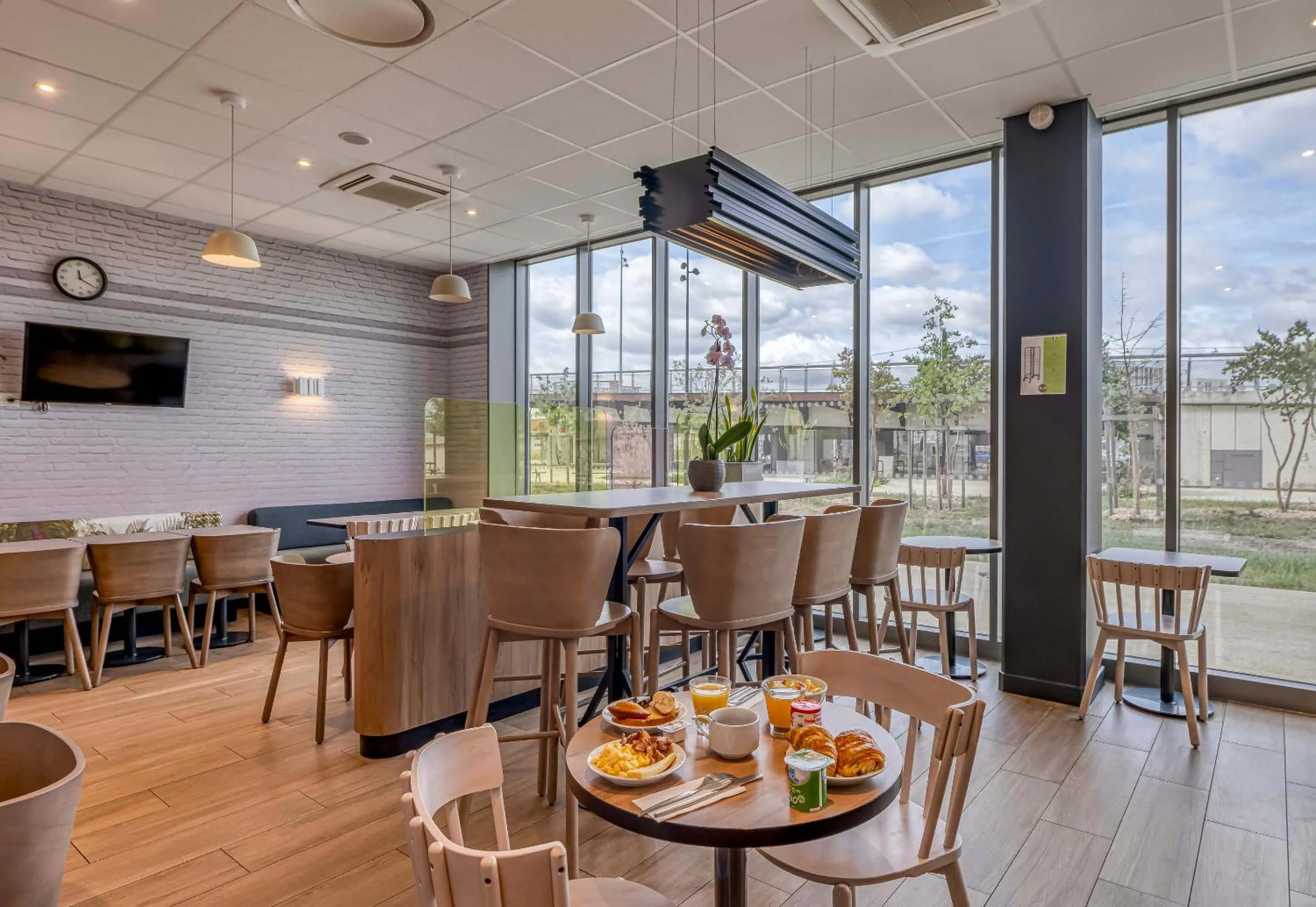 Breakfast in B&B HOTEL Bordeaux Centre Gare Saint-Jean