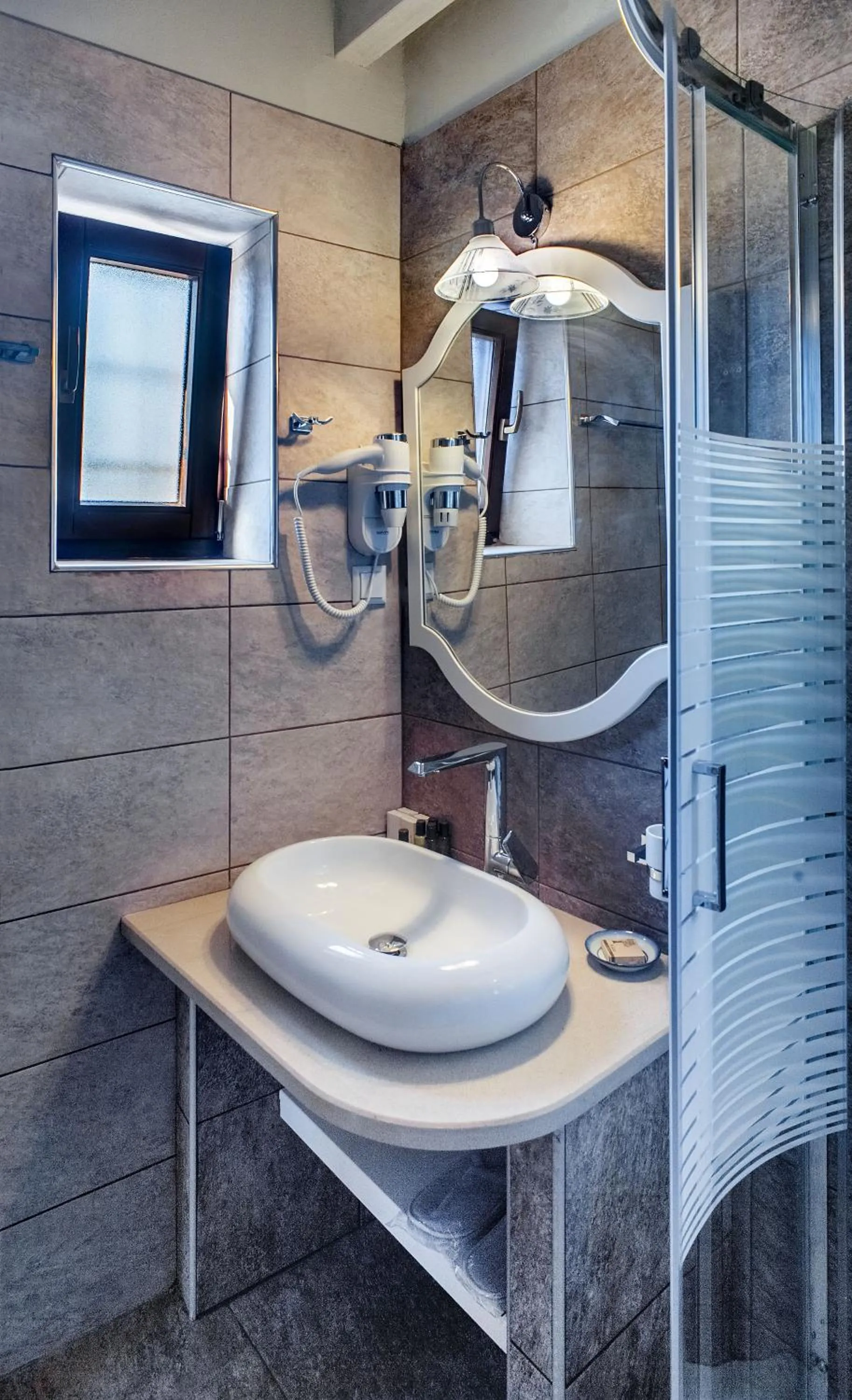 Bathroom in Gioraldi Art Hotel