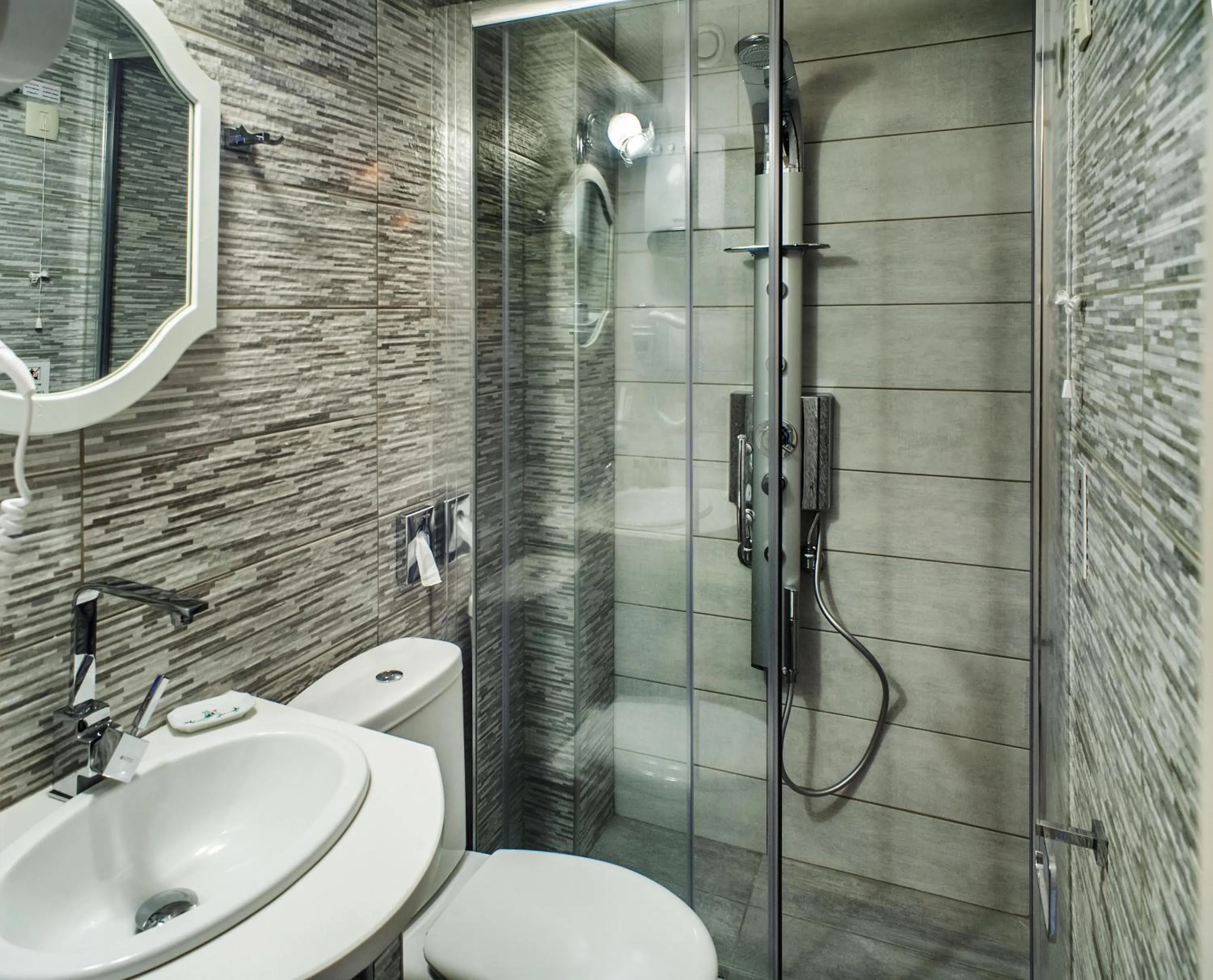 Bathroom in Gioraldi Art Hotel