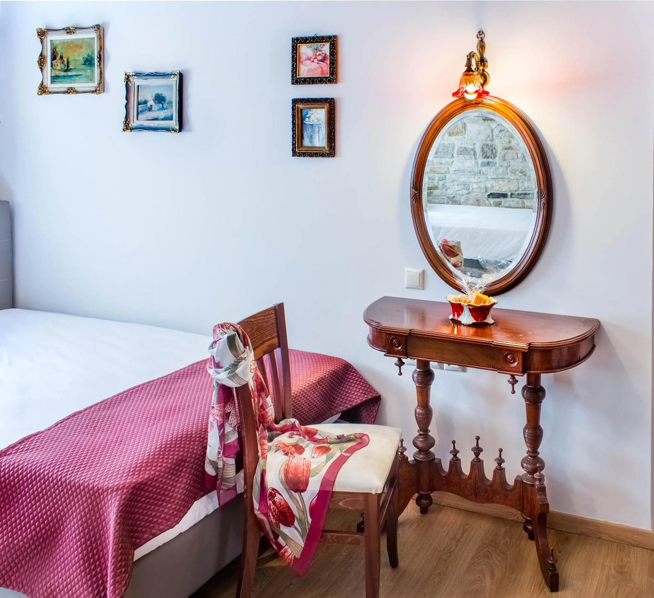 Decorative detail, Bed in Gioraldi Art Hotel