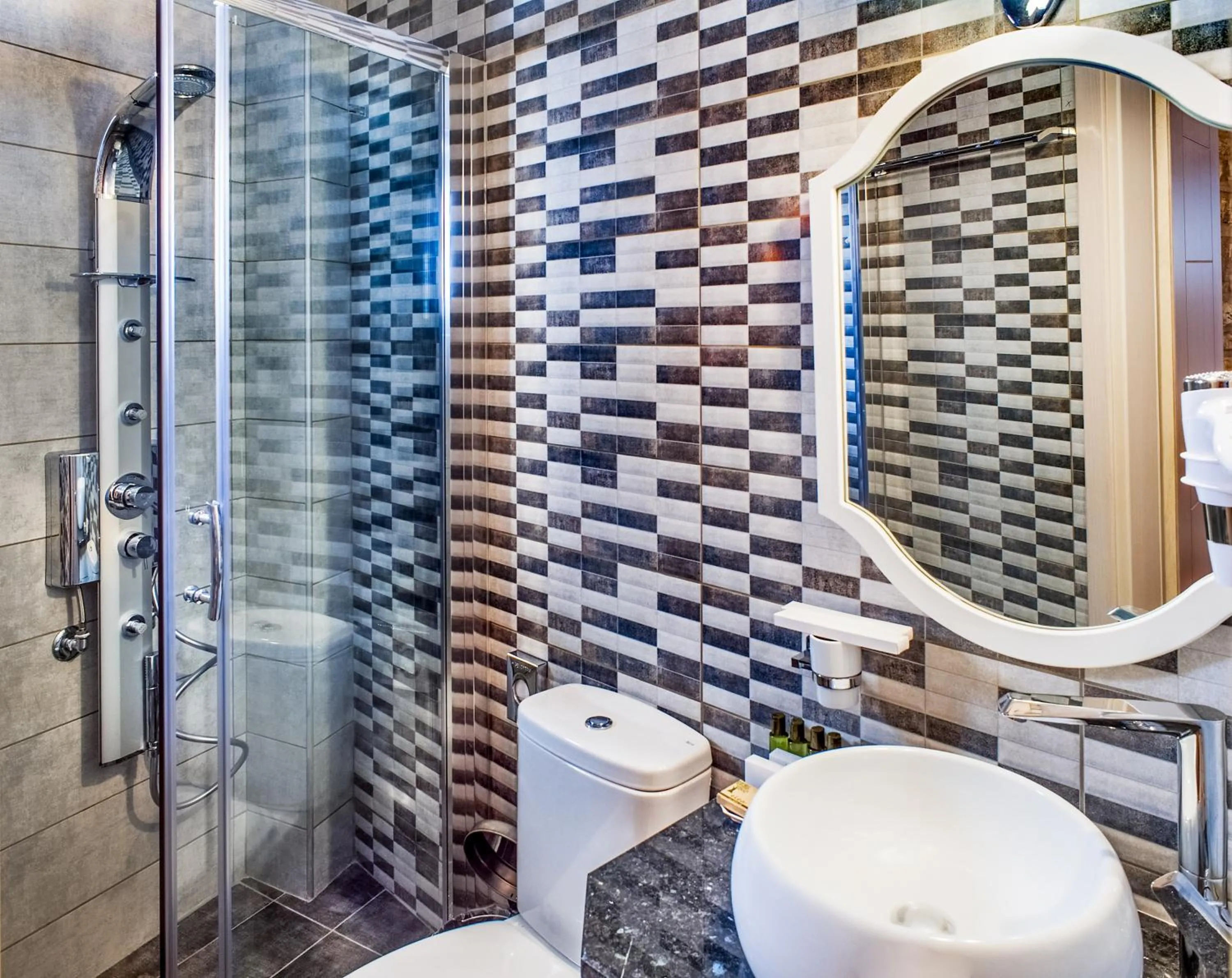 Bathroom in Gioraldi Art Hotel