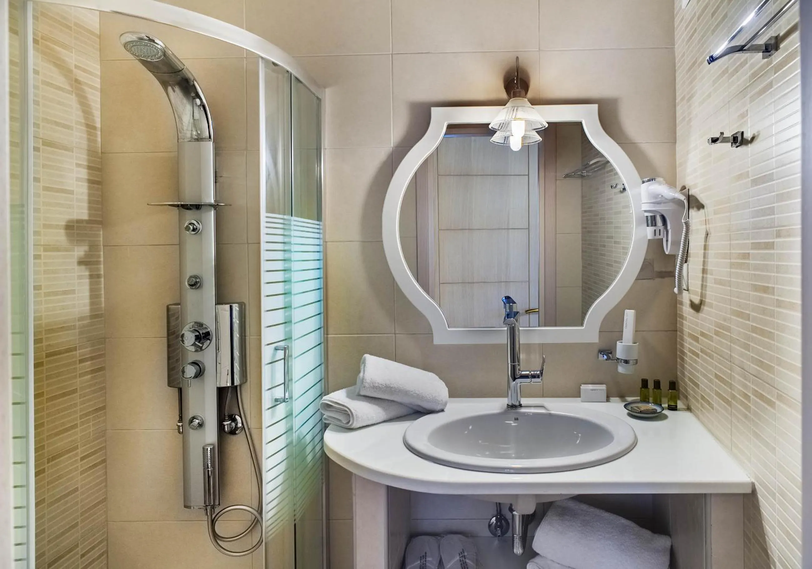 Bathroom in Gioraldi Art Hotel